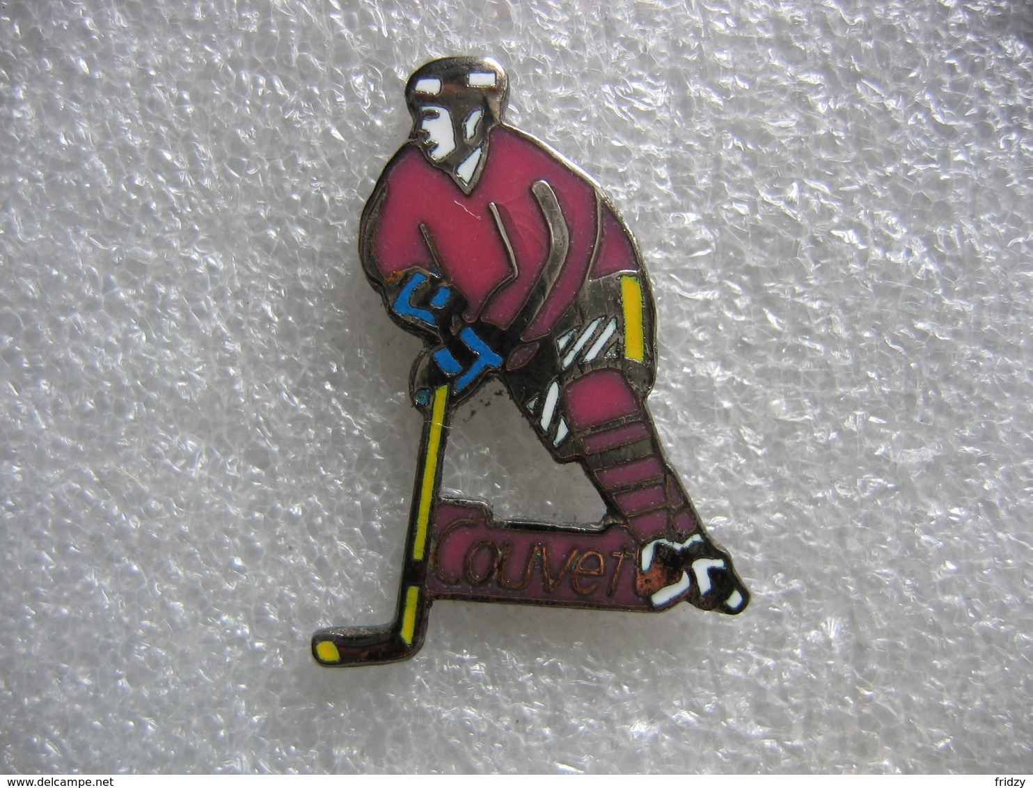 Pin's Club Hockey Sur Glace De La Commune De COUVET - Kunstschaatsen