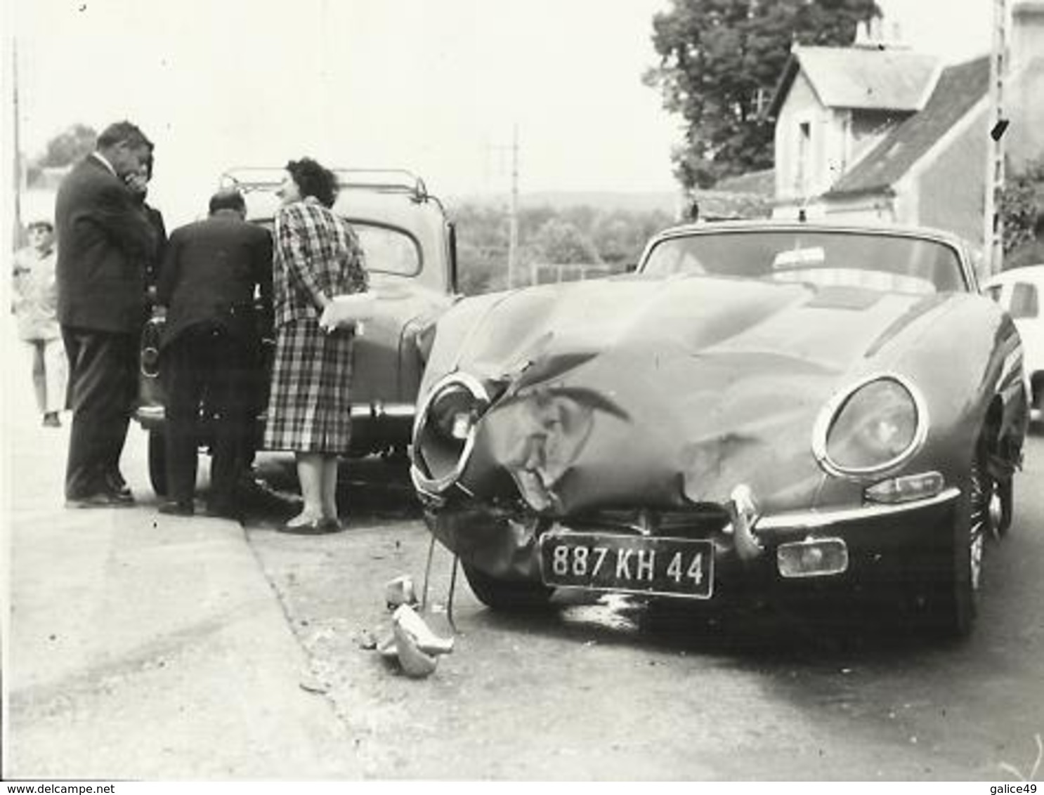 Jaguar Type E Contre Peugeot 403 à Confirmer - Photo De Presse Années 1960 - 9cmx12cm - Voitures De Tourisme