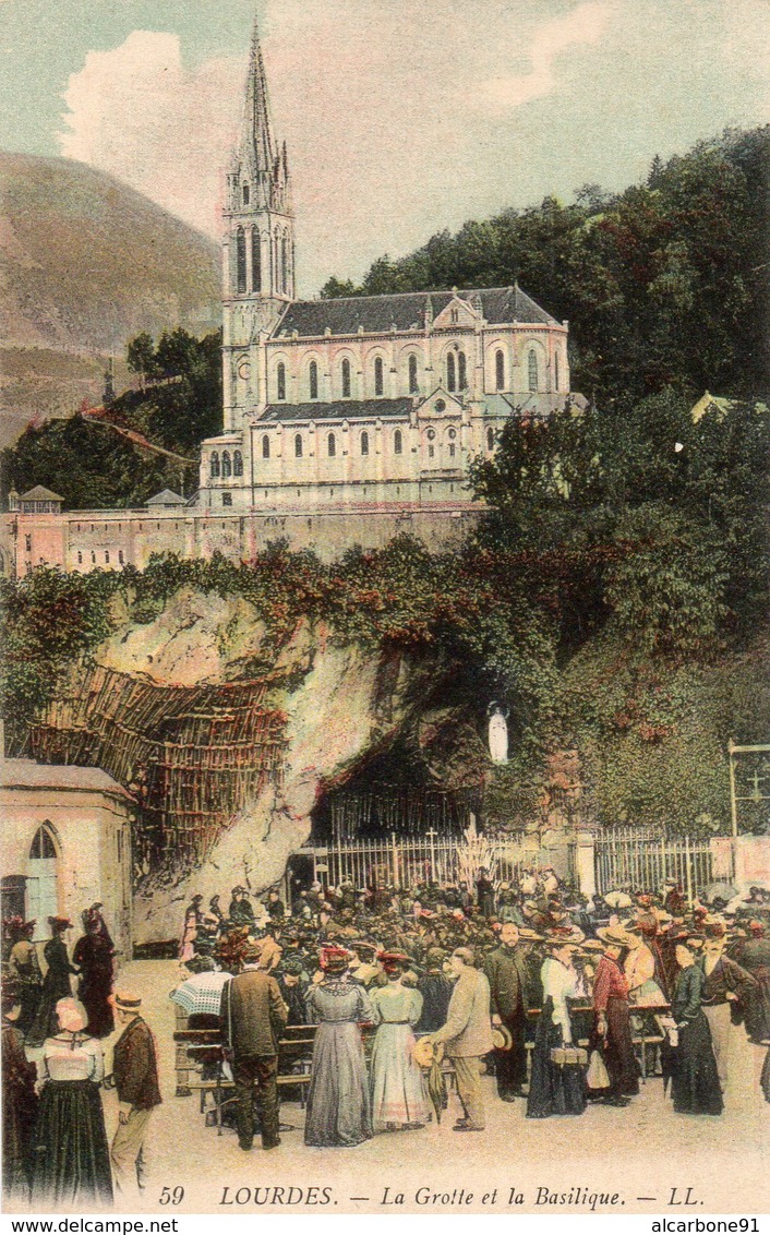 LOURDES - La Grotte Et La Basilique - Lourdes