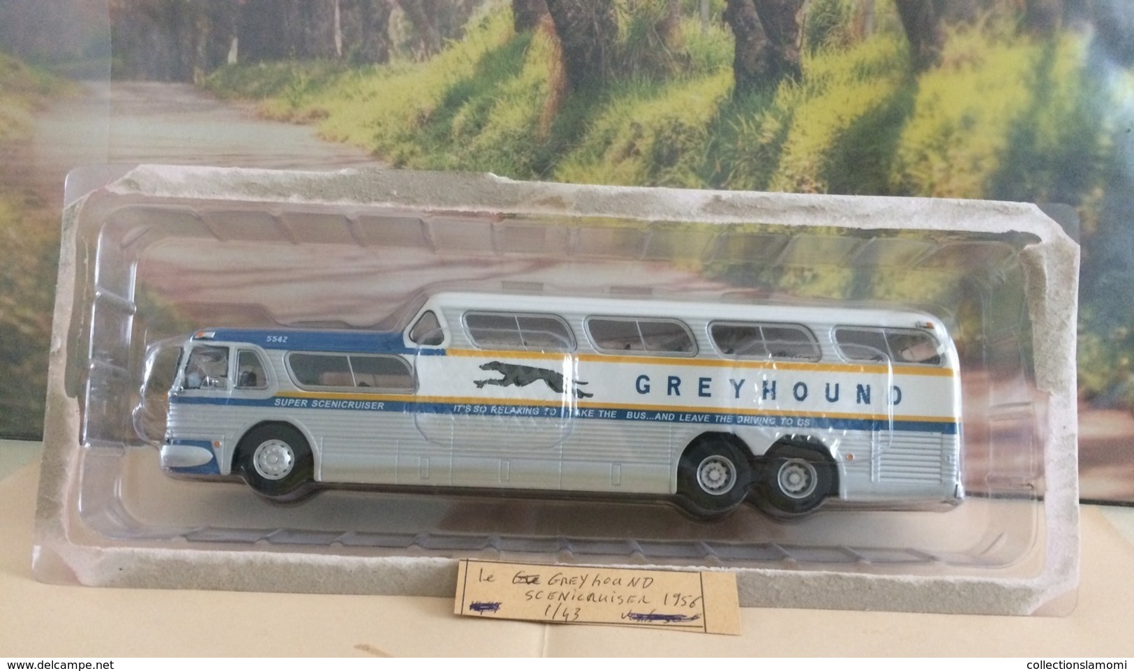 Bus Greyhound scenicruiser  1956 - échelle 1/43  Neuf Métal - Voir photos (envoie Colissimo)