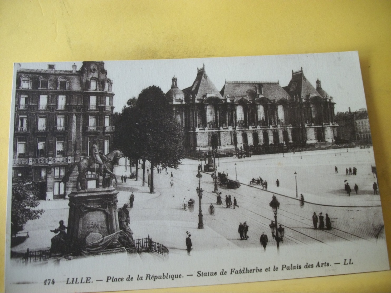 59 7504 CPA - 59 LILLE. PLACE DE LA REPUBLIQUE. STATUE DE FAIDHERBE ET LE PALAIS DES ARTS - ANIMATION. - Lille