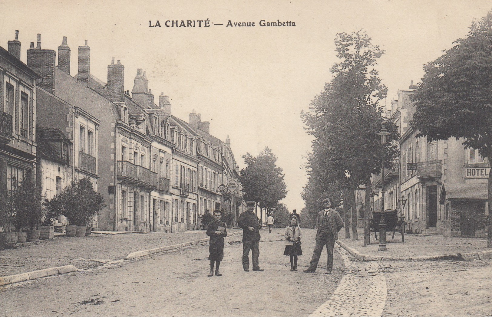 58 - La Charité-sur-Loire - Avenue Gambetta Animée - Charrette - La Charité Sur Loire