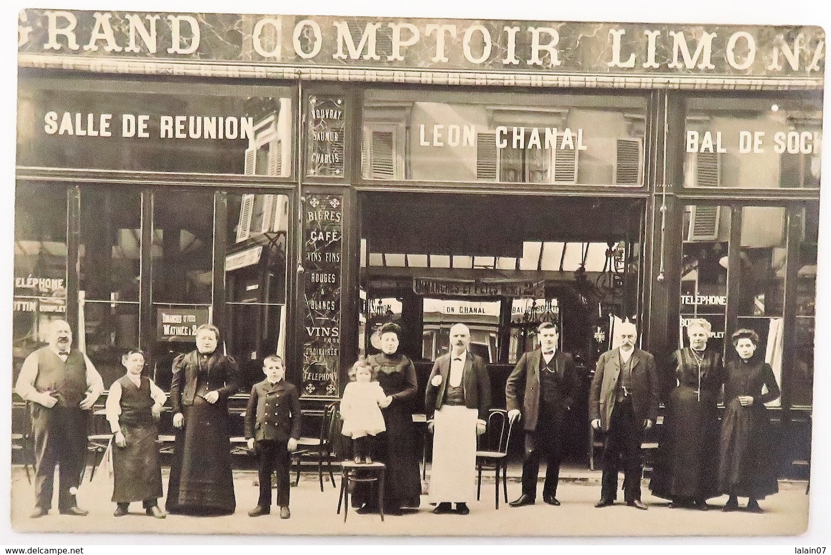 C. P. A. : 75 : PARIS : Café, Grand Comptoir LEON CHANAL, Rue D'Amsterdam (?), Animé, Timbre En 1910 - Pubs, Hotels, Restaurants