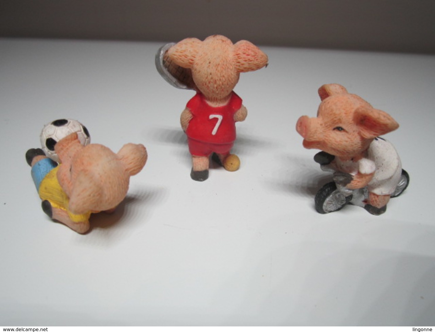 3 COCHONS SPORTIFS NUMÉRO 7 FOOTBALL CYCLISME TENNIS Pour Collection. - Pigs