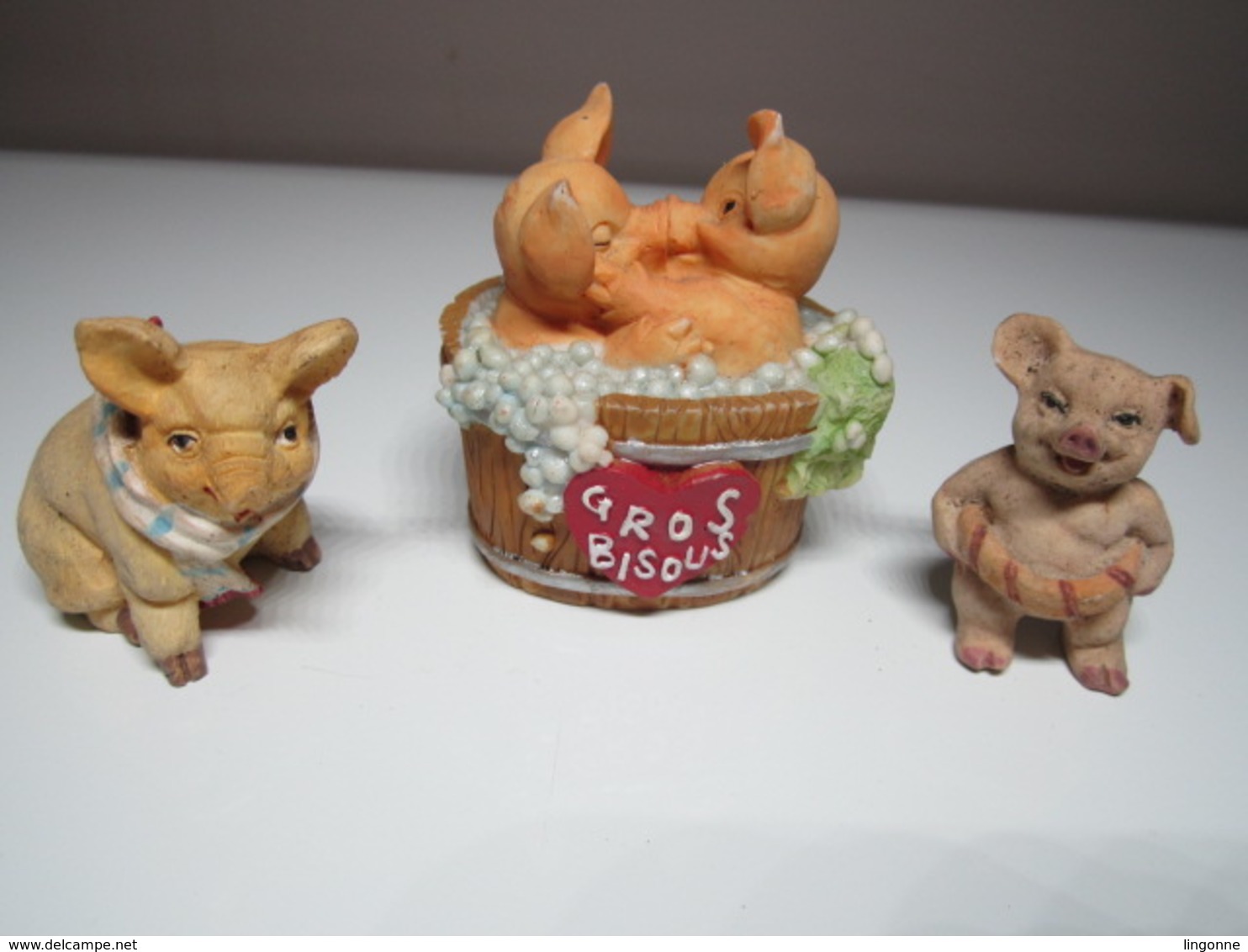 3 COCHONS BAIN BÉBÉ AVEC BOUÉE AVEC ÉCHARPE Pour Collection. - Cochons