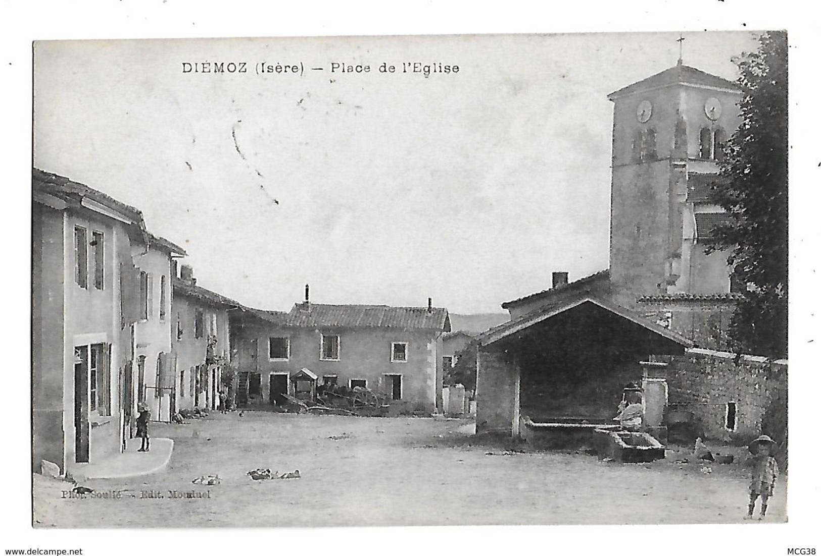 38  -  CPA  De  DIEMOZ  -  Attelages  Agricoles  ,  Place  De  L ' Eglise  En  1917 - Diémoz