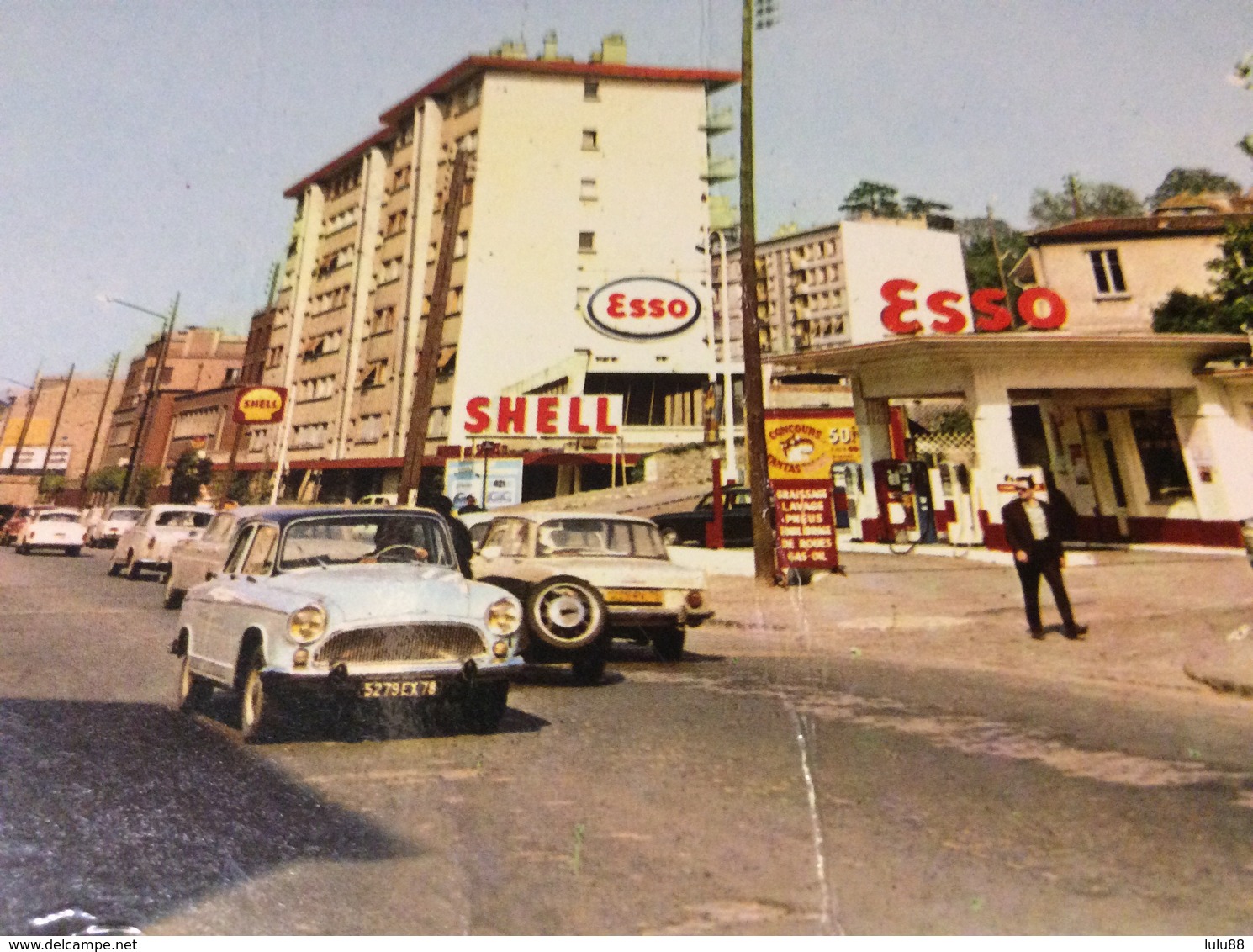 CHAVILLE. Station ESSO.  SHELL.  SIMCA ARONDE. Boulevard Salengro - Chaville