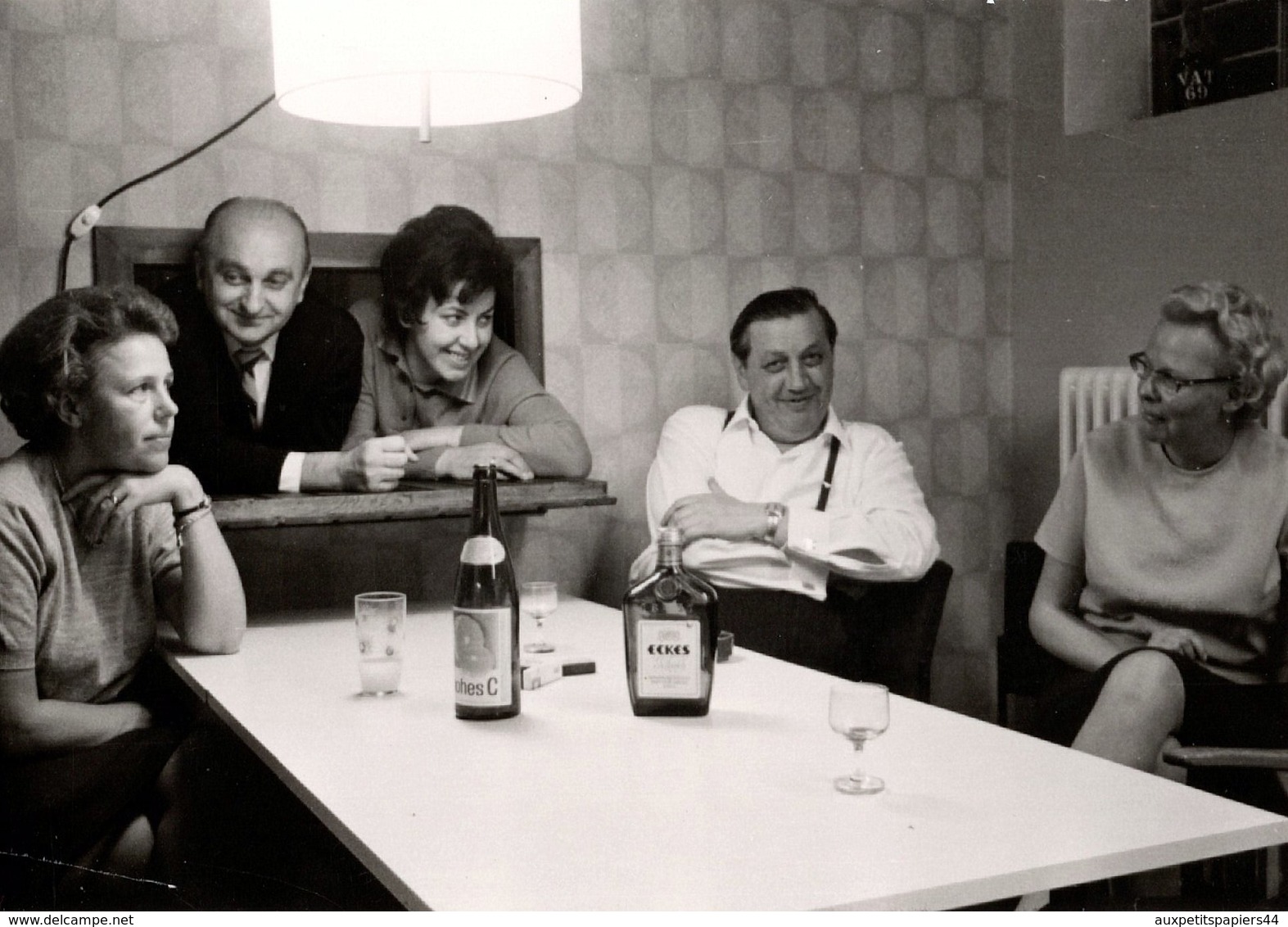 Photo Originale Portrait D'un Couple D'Invités Bloqués Dans La Passe Plat D'une Soirée Chez Des Amis, Ou Pas ! 1967 - Persone Anonimi