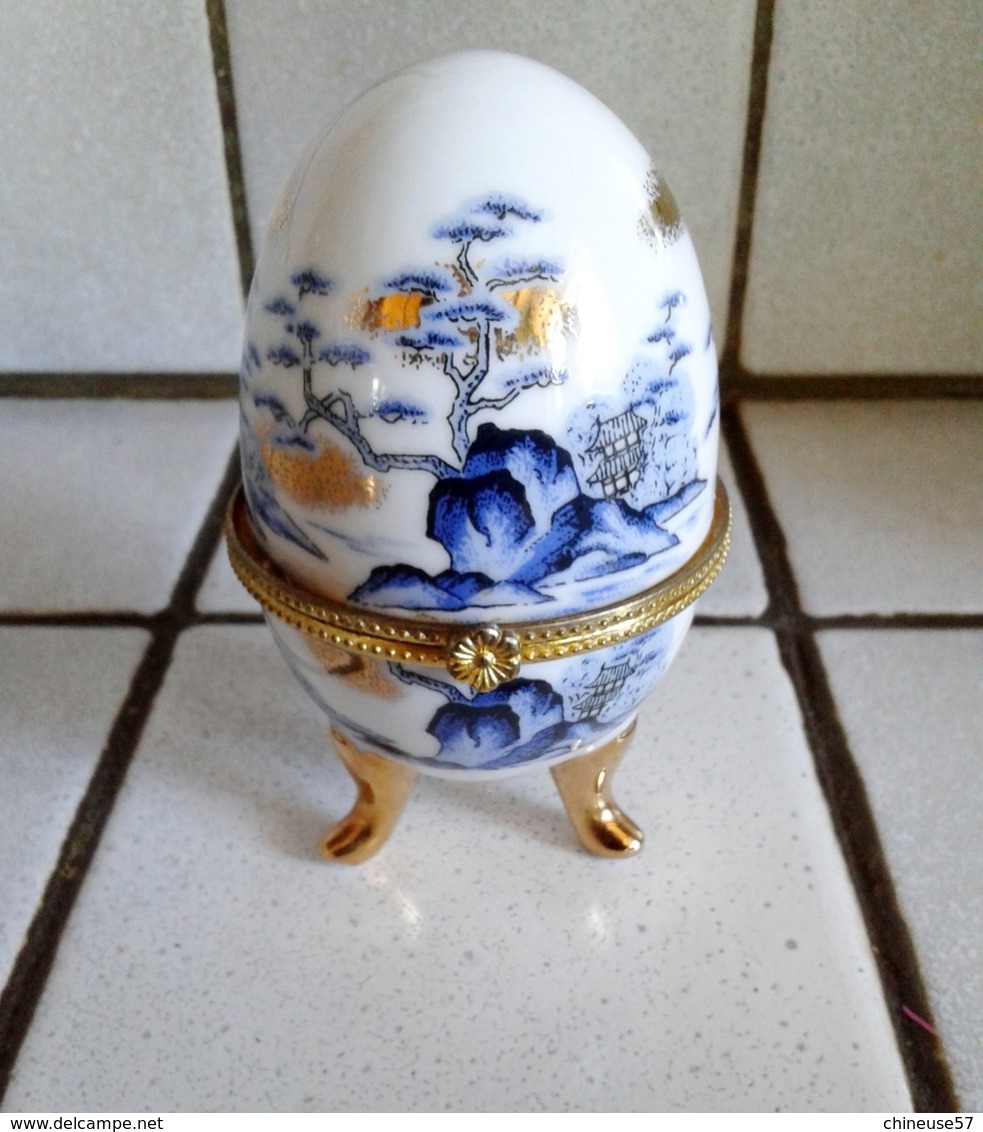 Oeuf En Porcelaine Décor Paysage Fermeture Fleurs ( D'autres Sur Le Site) - Eggs