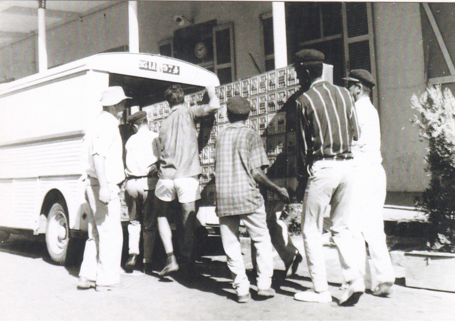 3/3 SAINT DENIS  REUNION  BUREAU DE POSTE PROVISOIRE  11 / 02 /1967 DEMENAGEMENT DES 800 BOITES POSTALES - Saint Denis