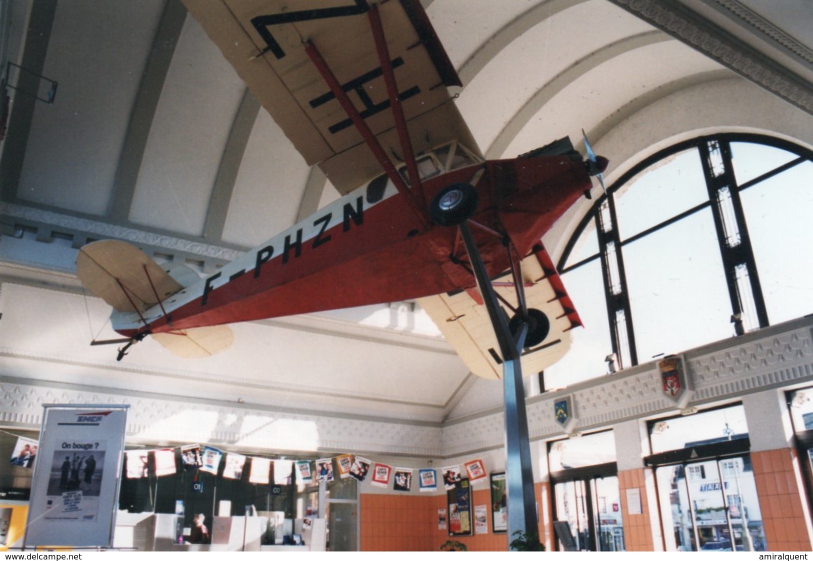 PHOTO 15 X 10 DE ALBERT LA GARE AVION DANS LE HALL - Albert