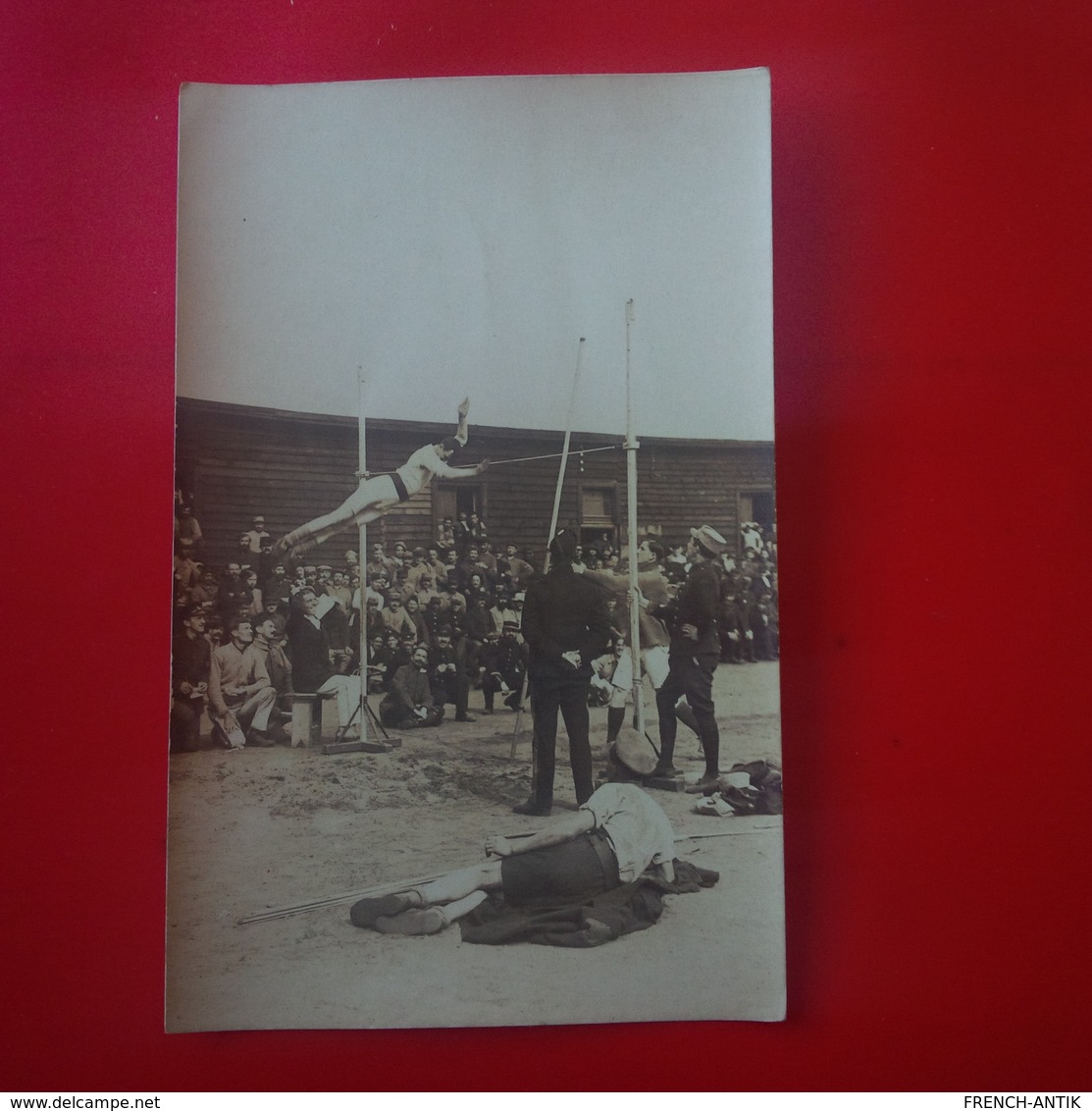 CARTE PHOTO CAMP DE MUNSTER ALLEMAGNE SOLDATS SAUT A LA PERCHE - Guerre 1914-18