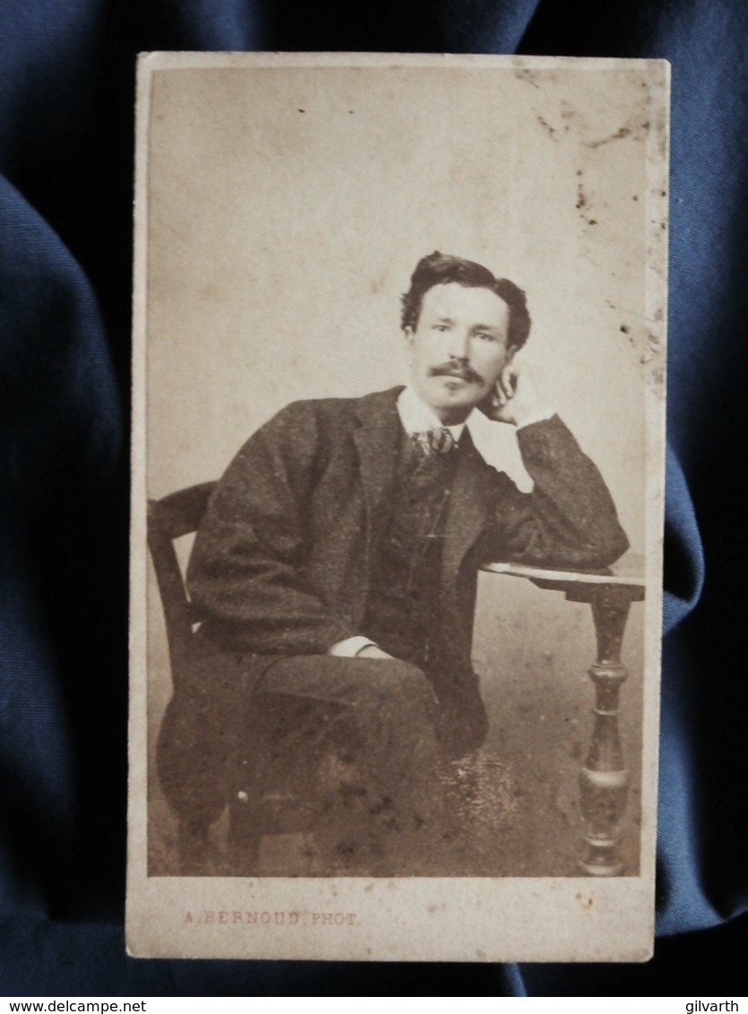 Photo CDV  Bernoud à Florence  Homme Assis Accoudé Sur Un Guéridon  Jambes Croisées  CA 1865 - L503 - Anciennes (Av. 1900)