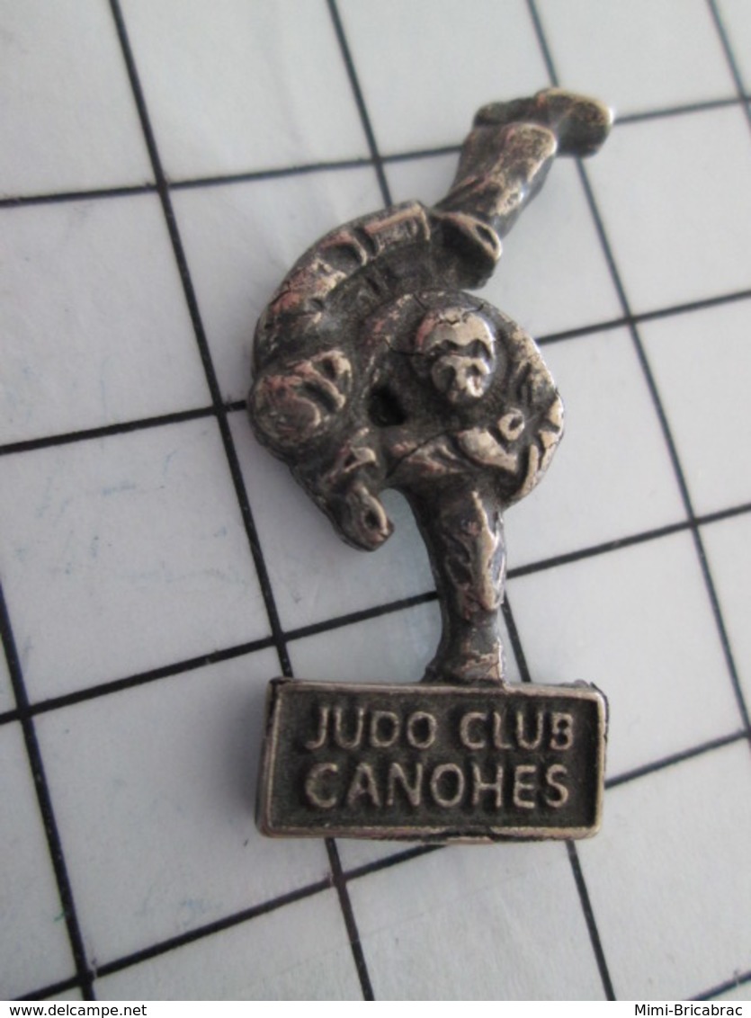 1216c Pin's Pins / Beau Et Rare / THEME : SPORTS / JUDO-CLUB JUDO KARATE - Judo