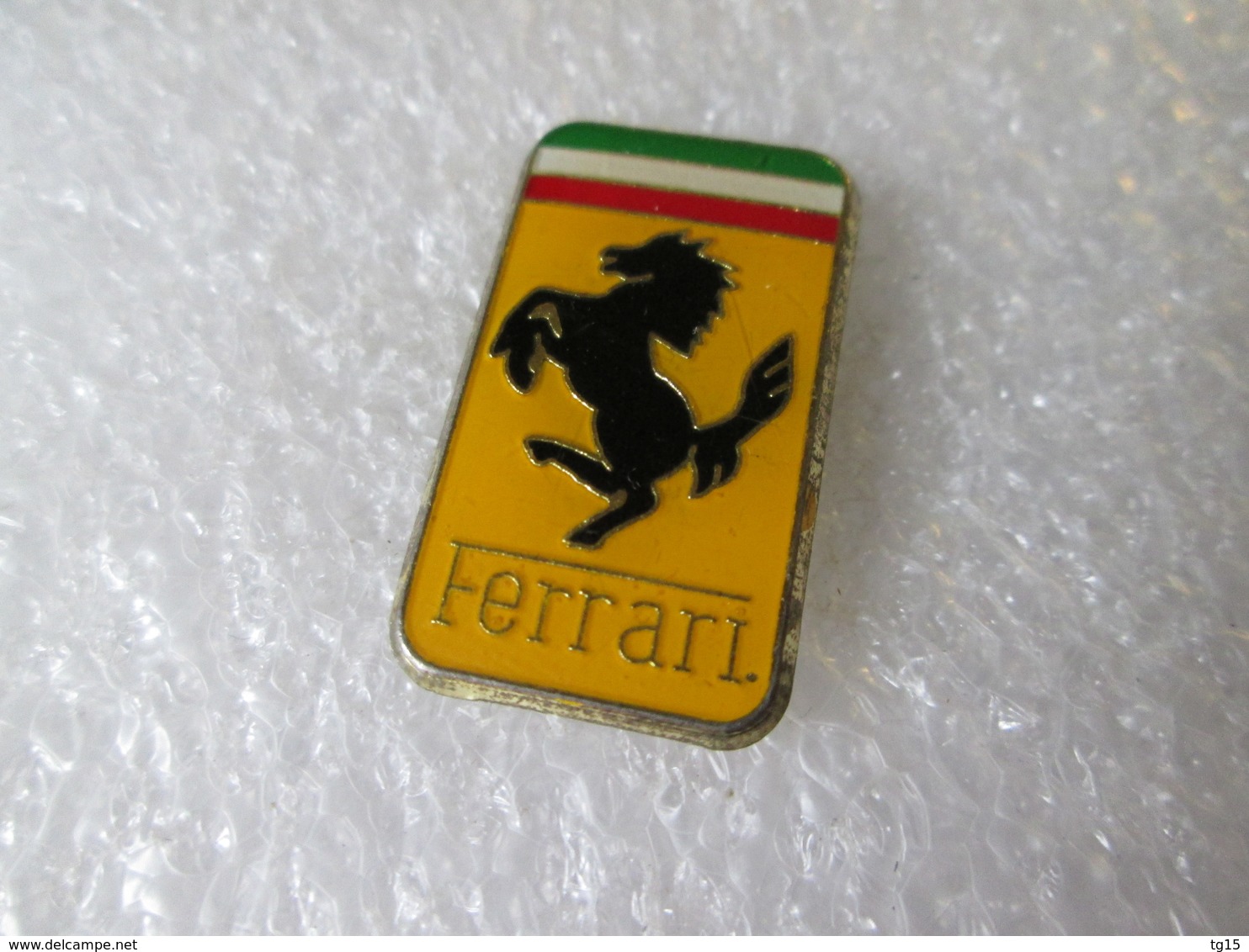 PIN'S   LOGO  FERRARI   27X16mm - Ferrari