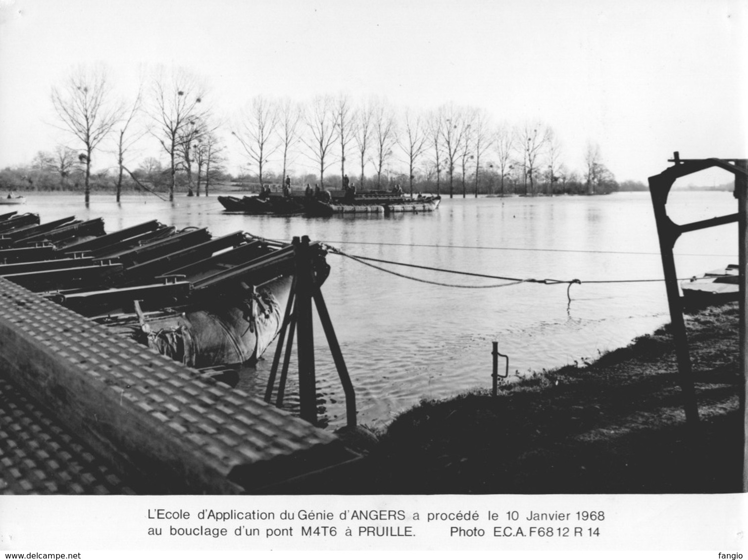 -MILITAIRE -Ecole D'Application Du Génie D'ANGERS- "Bouclage D'un Pont M4T6 à PRUILLE. Photo E.C.A.- - Guerre, Militaire