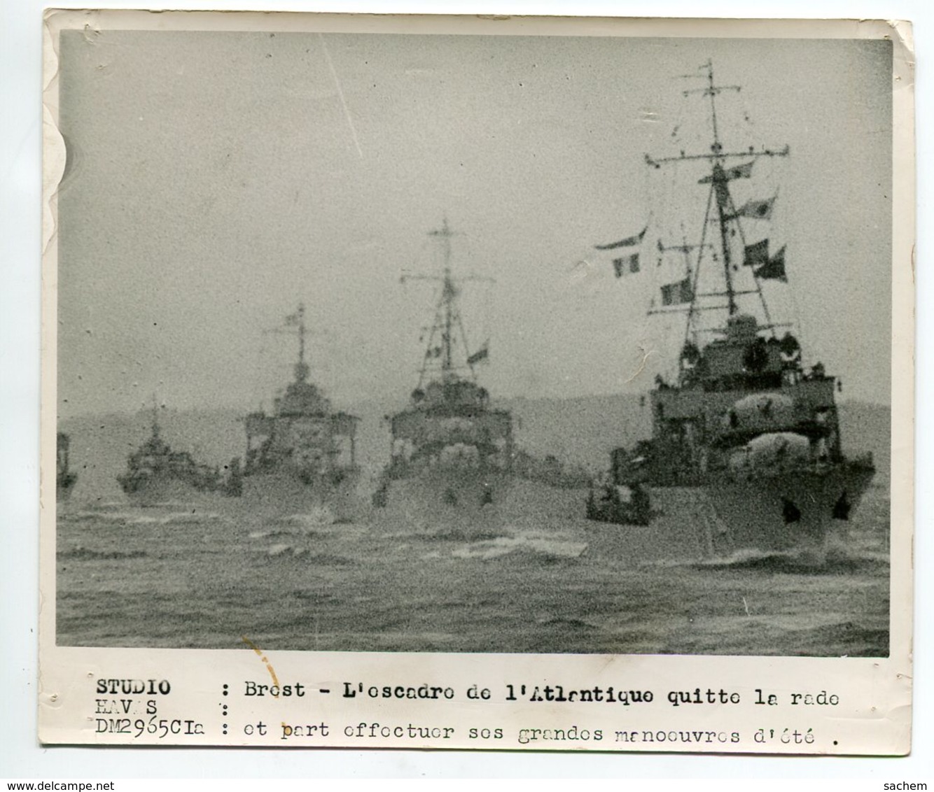 PHOTOGRAPHIE 0275 MARINE De Guerre BREST L'Escadre De L'Atlantique  Quitte La Rade  Grandes Manoeuv-  Dim 18 Cm X 15 Cm - Barcos