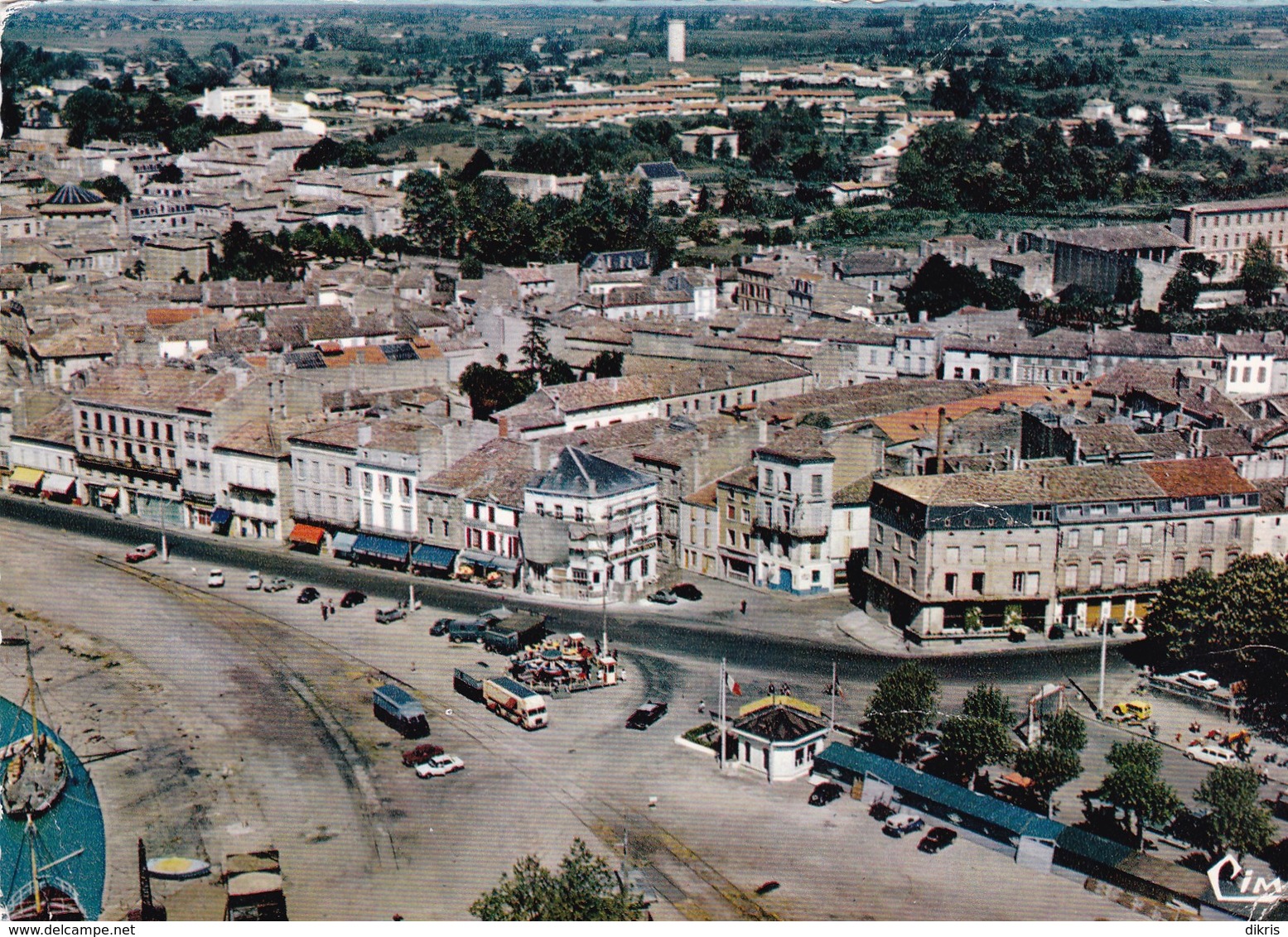 33- BLAYE- VUE AERIENNE- COURS DU PORT AVEC L'HOTEL BELLEVUE-AUTOMOBILES ANCIENNES 1960/70-ANIMEE- CPSM - Blaye