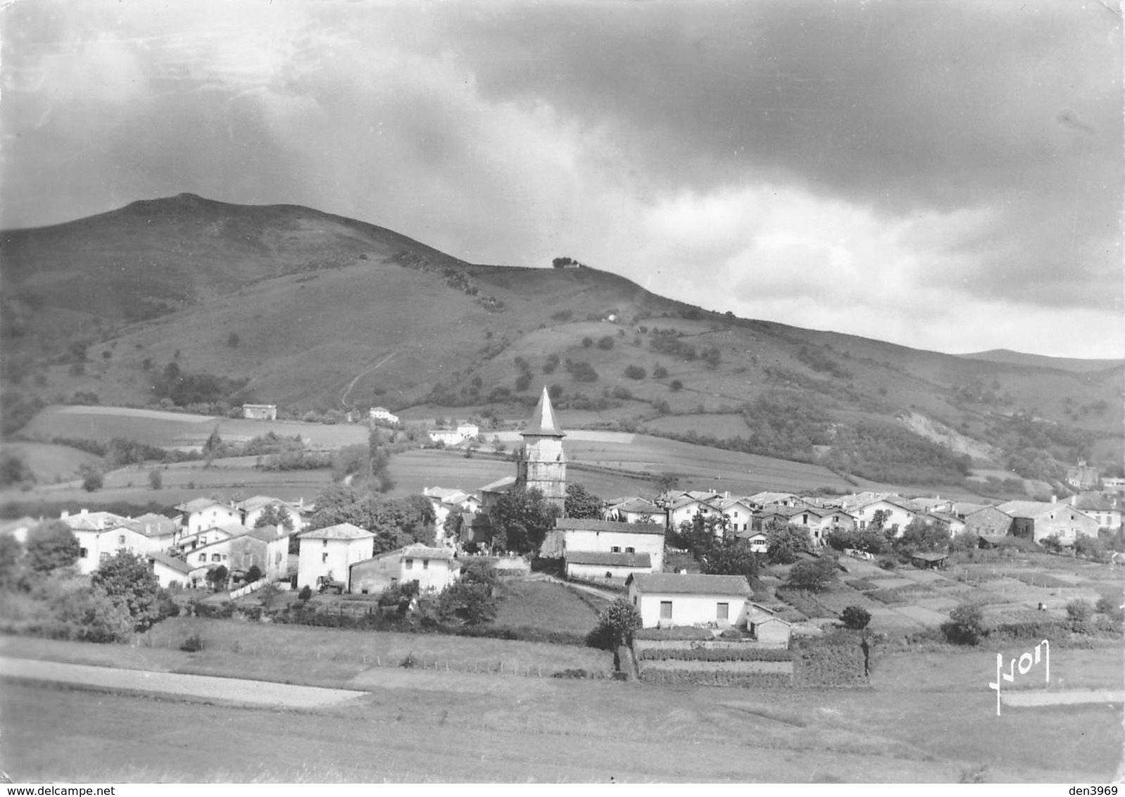 AINHOA - Vue Générale Sur La Montagne, La Chapelle De L'Aubépine - Editions Yvon - Ainhoa