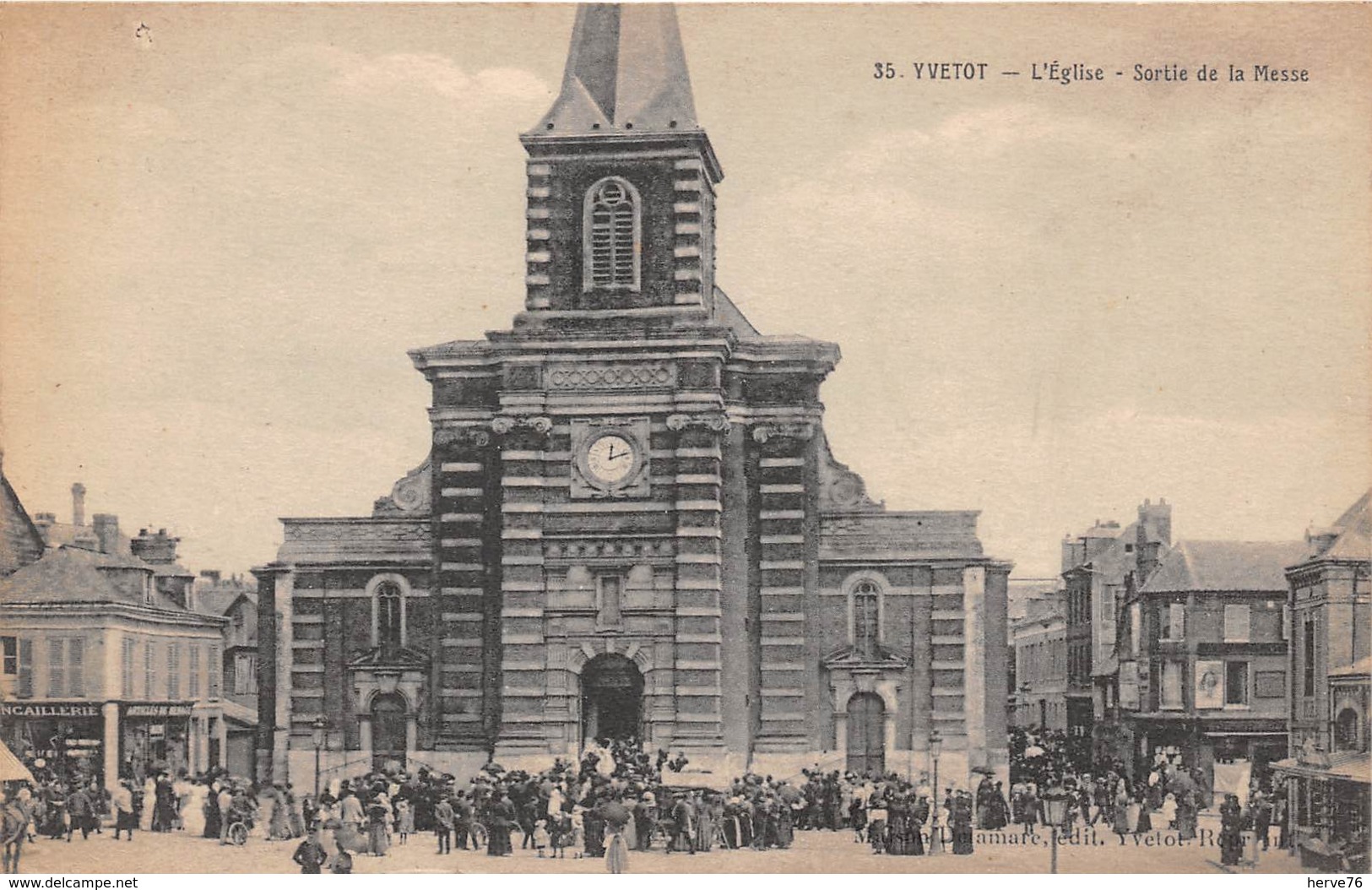 YVETOT - L'Eglise - Sortie De La Messe - Yvetot