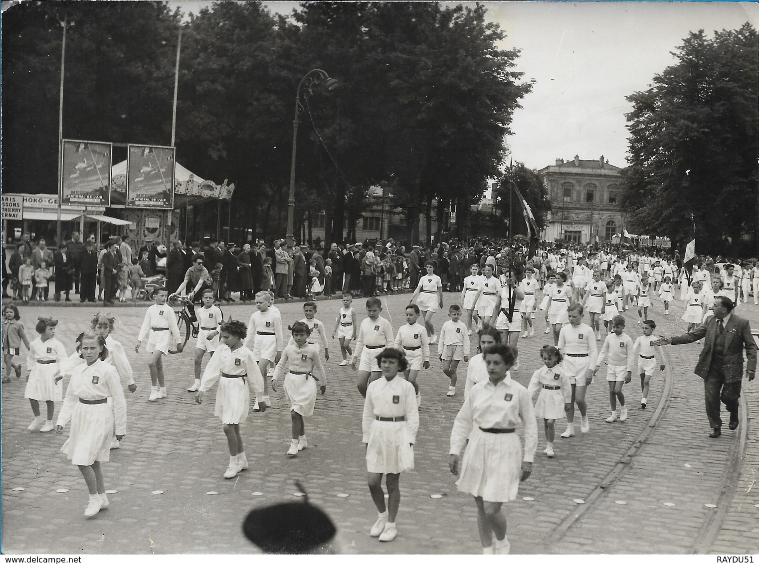 REIMS GYMNIQUE - DEFILE LORS DE LA FETE DES ECOLES - Gymnastiek