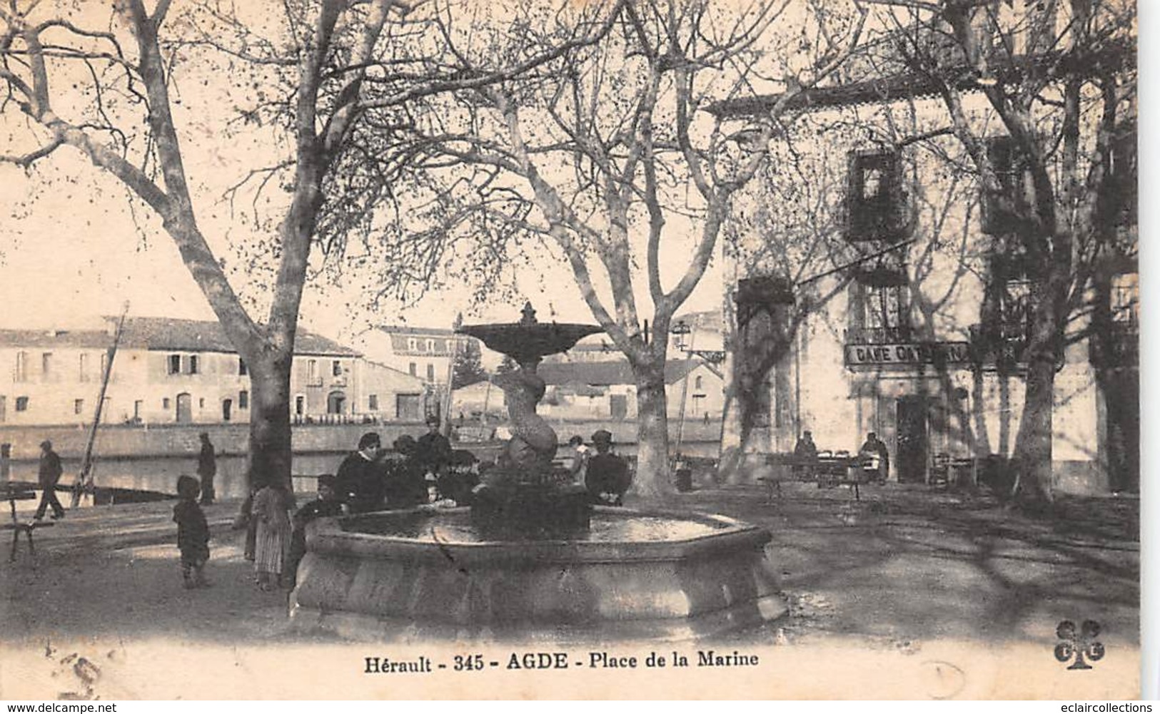 Agde                34             Place De La Marine.  Café        (Voir Scan) - Agde