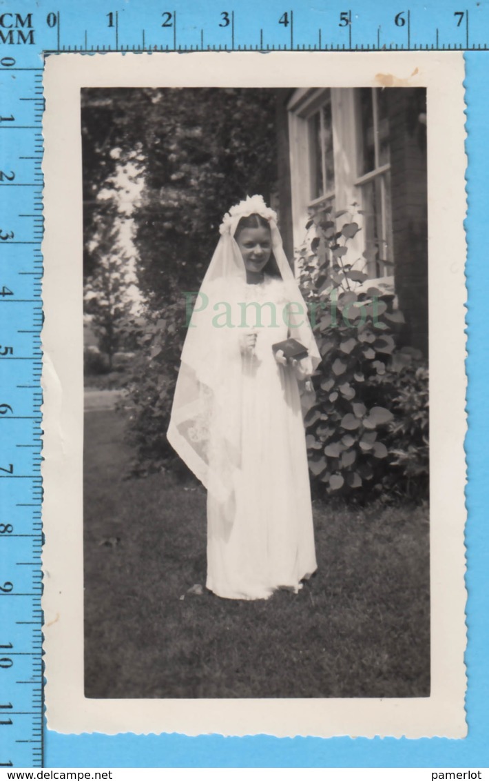 Photo De Premiere Communion - Jeune Fille  - Livre De Priere Et Robe De Premiere Communion - Non Classés