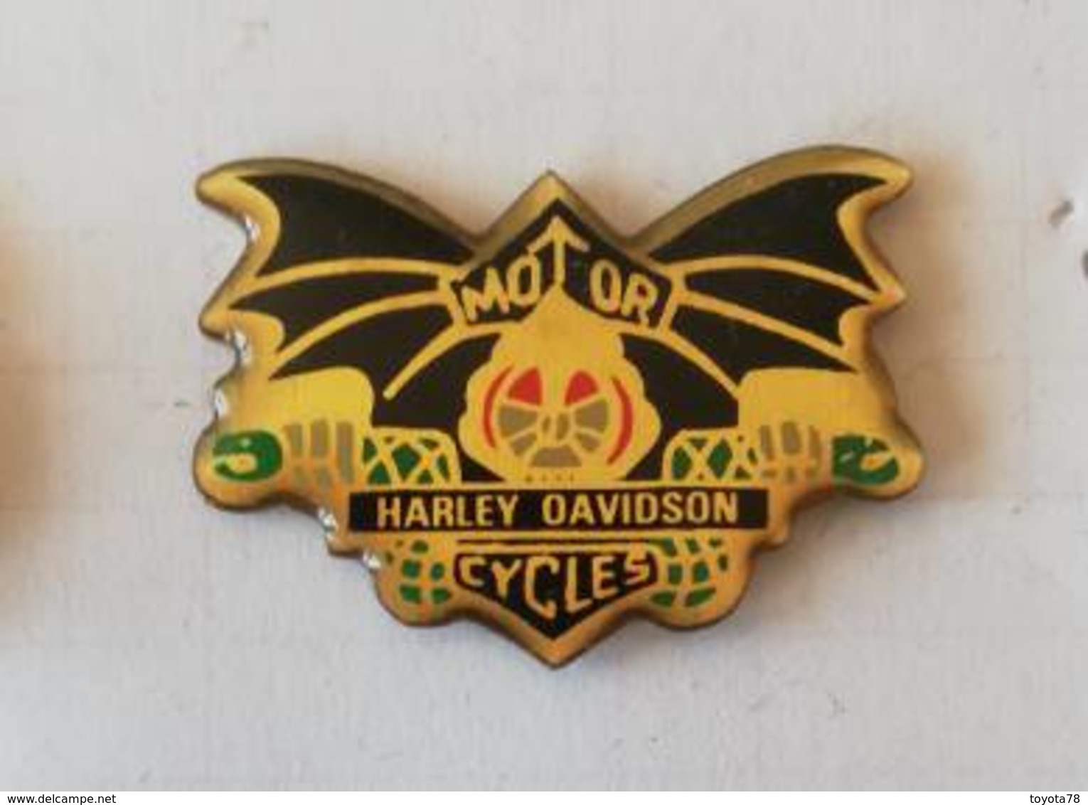 Pin's - HARLEY-DAVIDSON - Ailes Chauve-souris  Ou Vampire - Motorfietsen