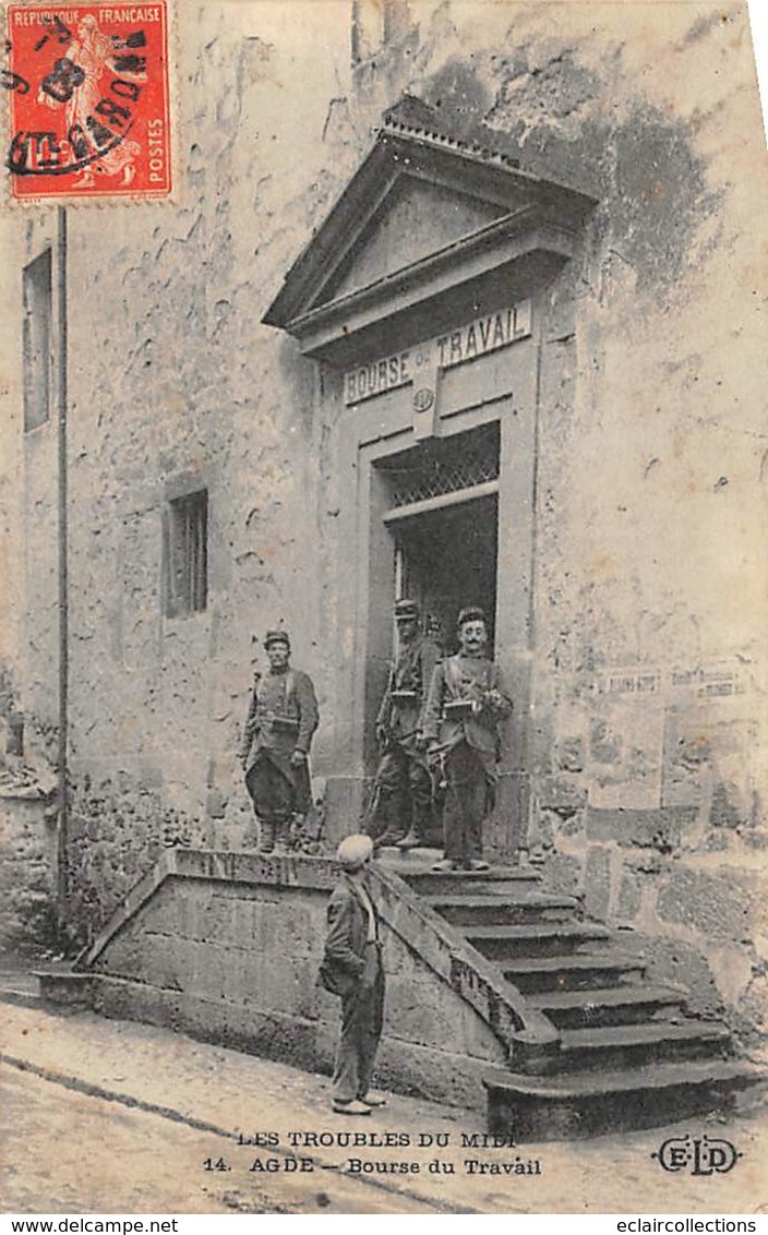 Agde                34              Troubles Du Midi  .  Militaires Devant La Bourse Du Travail   (Voir Scan) - Agde