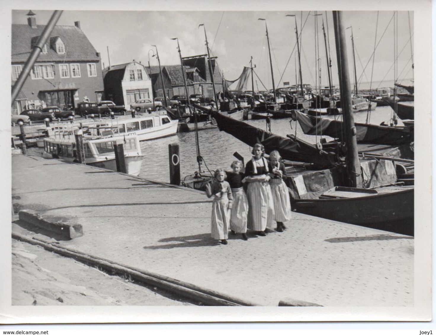 Photo Hollande(nederland) Années 50 Format 9/12  Femme Et Enfant Sur Le Port. - Places