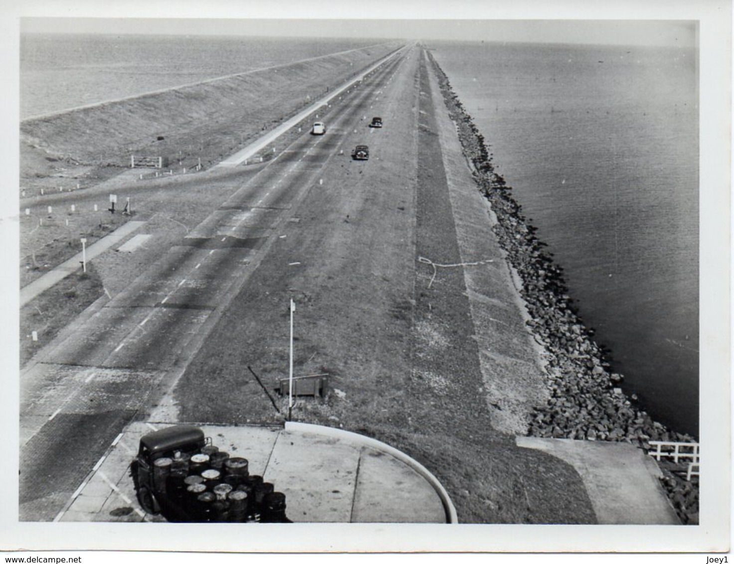 Photo Hollande(nederland) Années 50 Format 9/12  Voitures Et Camions Sur La Digue. - Orte