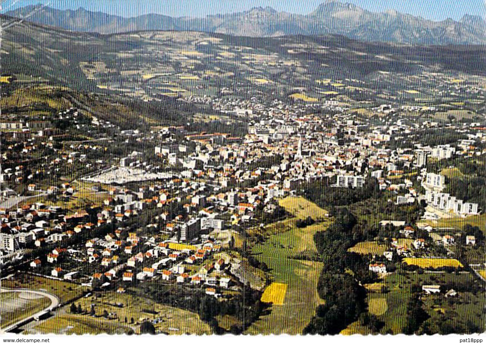 05 - GAP :  La Ville Dans Son Cadre De Montagne - CPSM Dentelée Colorisée Grand Format - Hautes - Gap