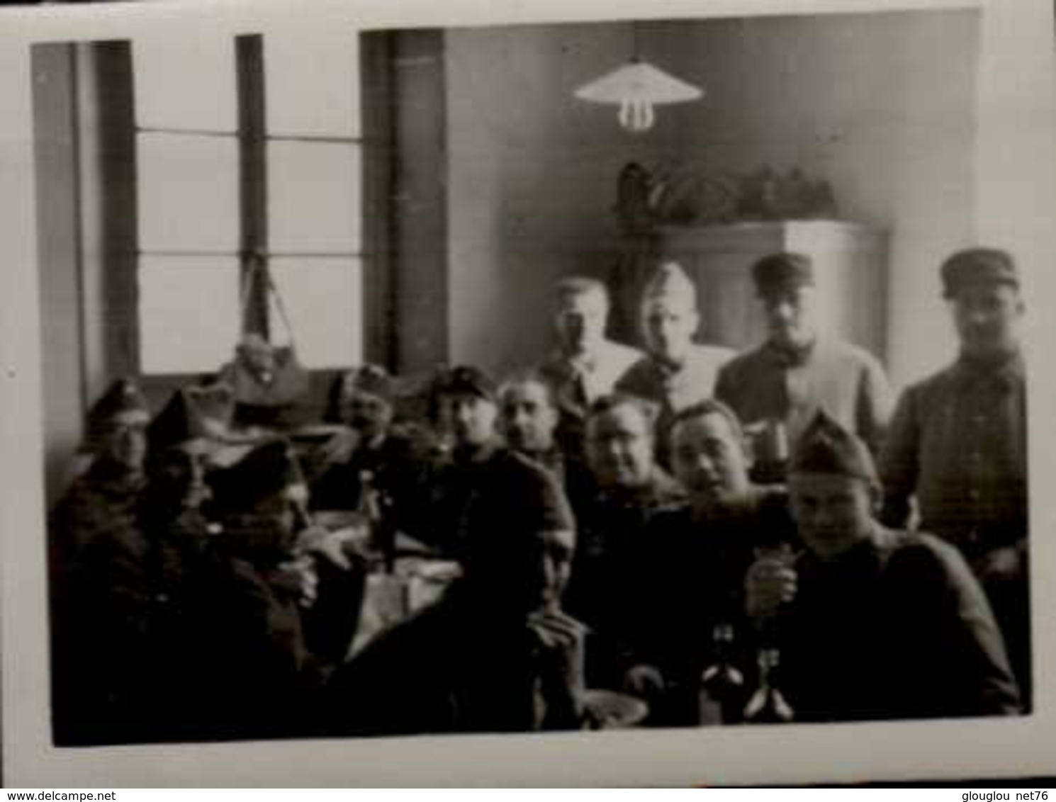 PHOTO AMATEUR 6/4,5 CM AVEC MILITAIRES  1939  ...PENDANT UNE ALERTE..       VOIR DOS - Guerre, Militaire