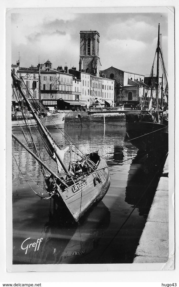 LA ROCHELLE EN 1956 - N° 180 - LE QUAI DUPERRE ET L' EGLISE SAINT SAUVEUR - PLI ANGLE BAS A DROITE - FORMAT CPA VOYAGEE - La Rochelle