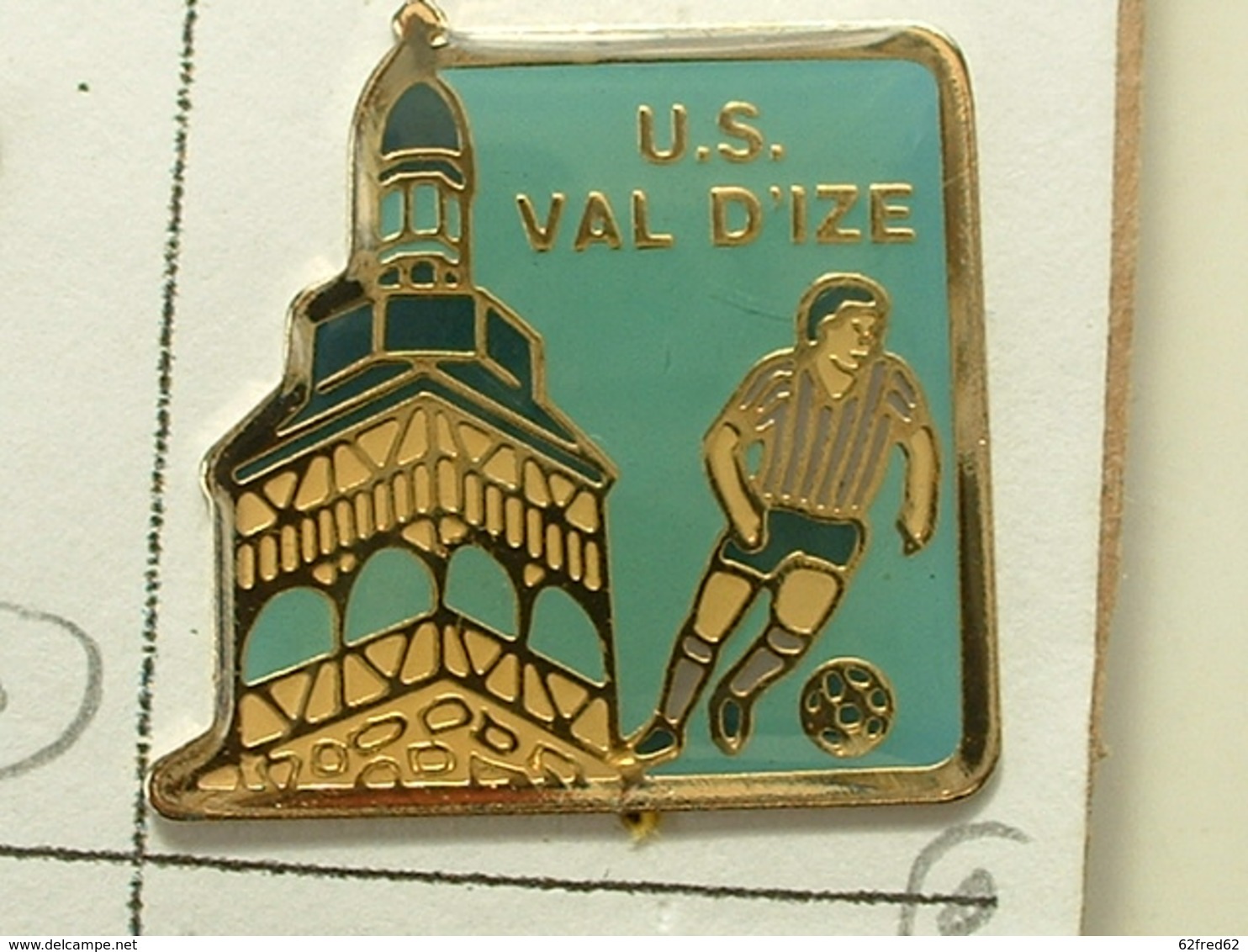 PIN'S  FOOTBALL - U.S VAL D'IZE - ILLE ET VILAINE - BRETAGNE - Voetbal