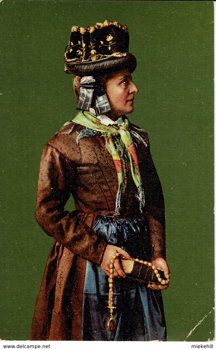 SUISSE-KT-WALLIS-FRAUENTRACHT AUS DEM GOMS-FOLKLORE SUISSE-FEMME EN COSTUME DU VALAIS-BIBLE-CHAPELET - Goms