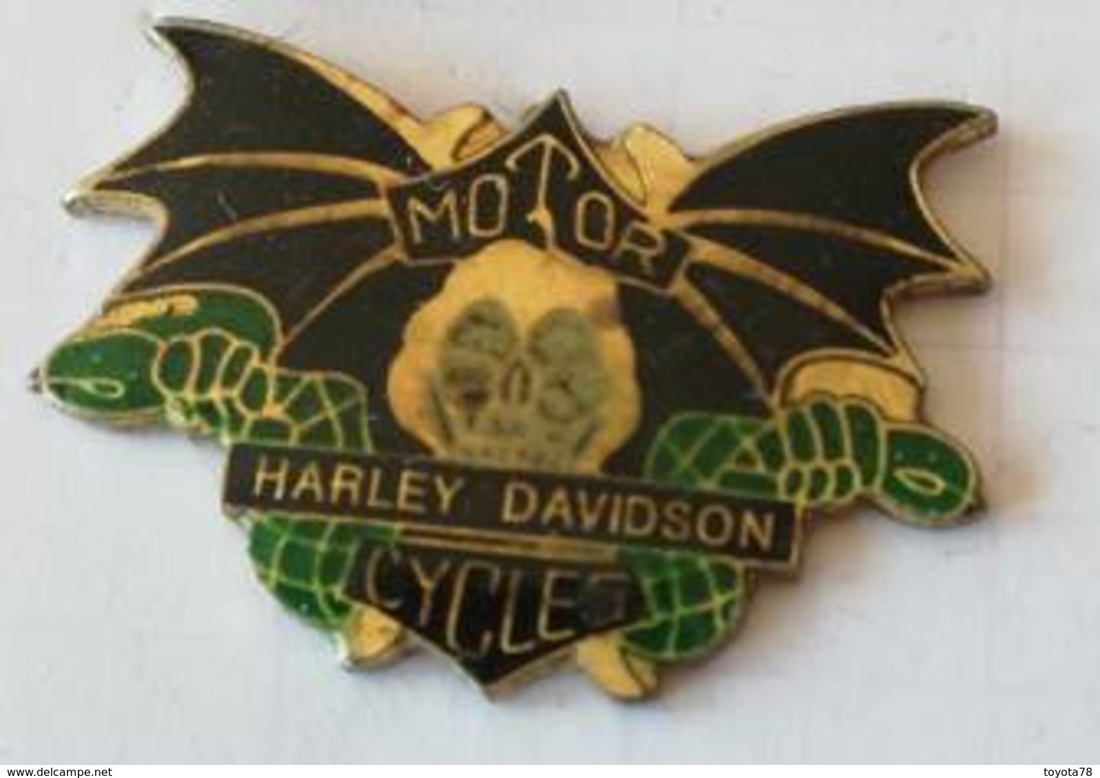 Pin's - HARLEY-DAVIDSON  - Ailes Chauve-souris Et Tête De Mort - Motos