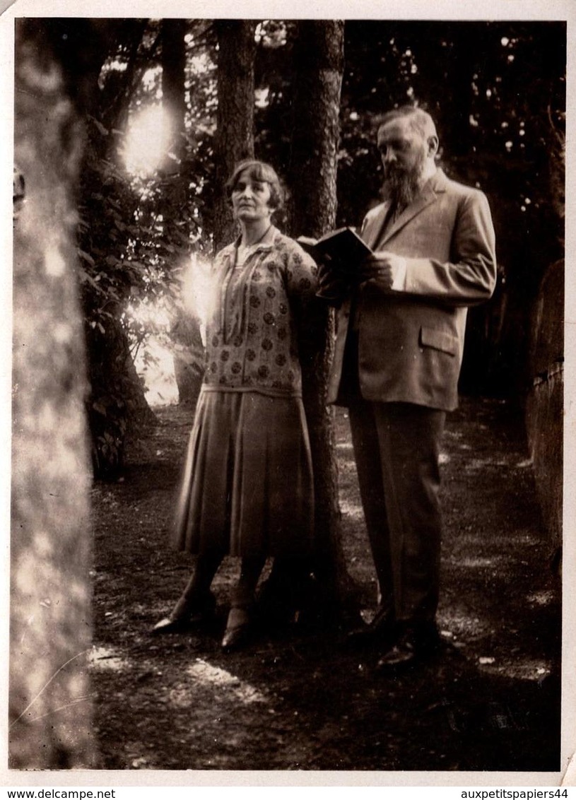 Insolite Photo Originale Un Homme Faisant La Lecture à Sa Femme En Forêt Un 14 Août 1927 - Anonieme Personen