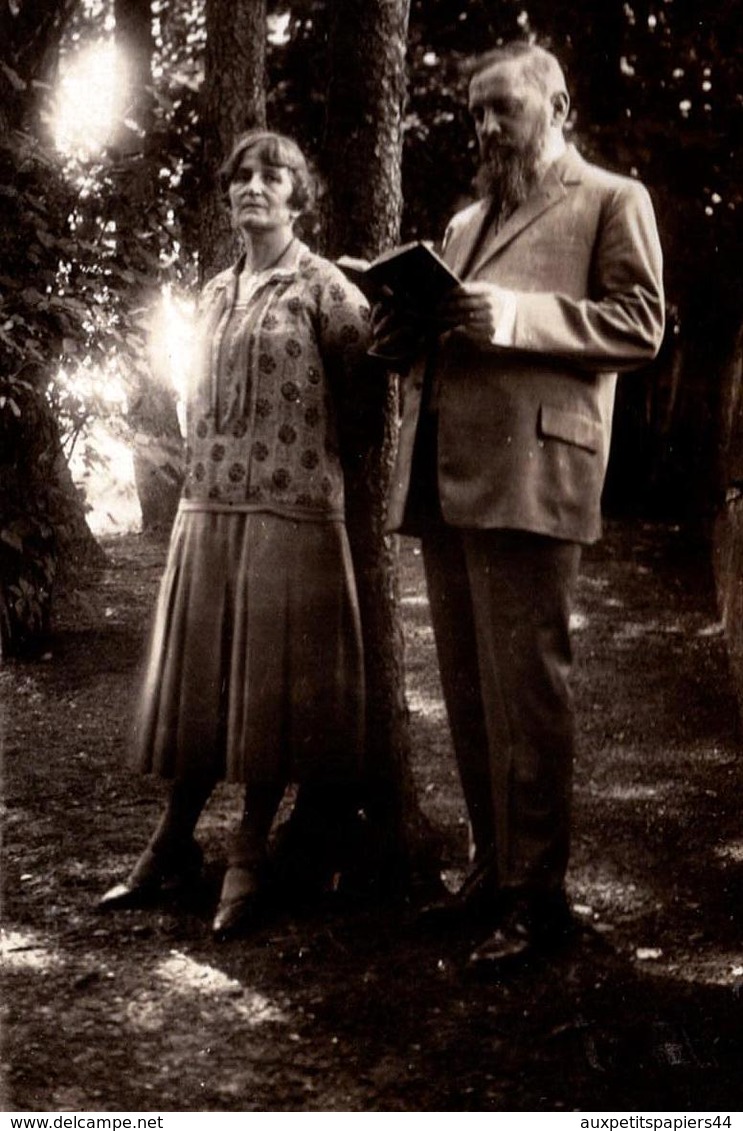 Insolite Photo Originale Un Homme Faisant La Lecture à Sa Femme En Forêt Un 14 Août 1927 - Anonieme Personen