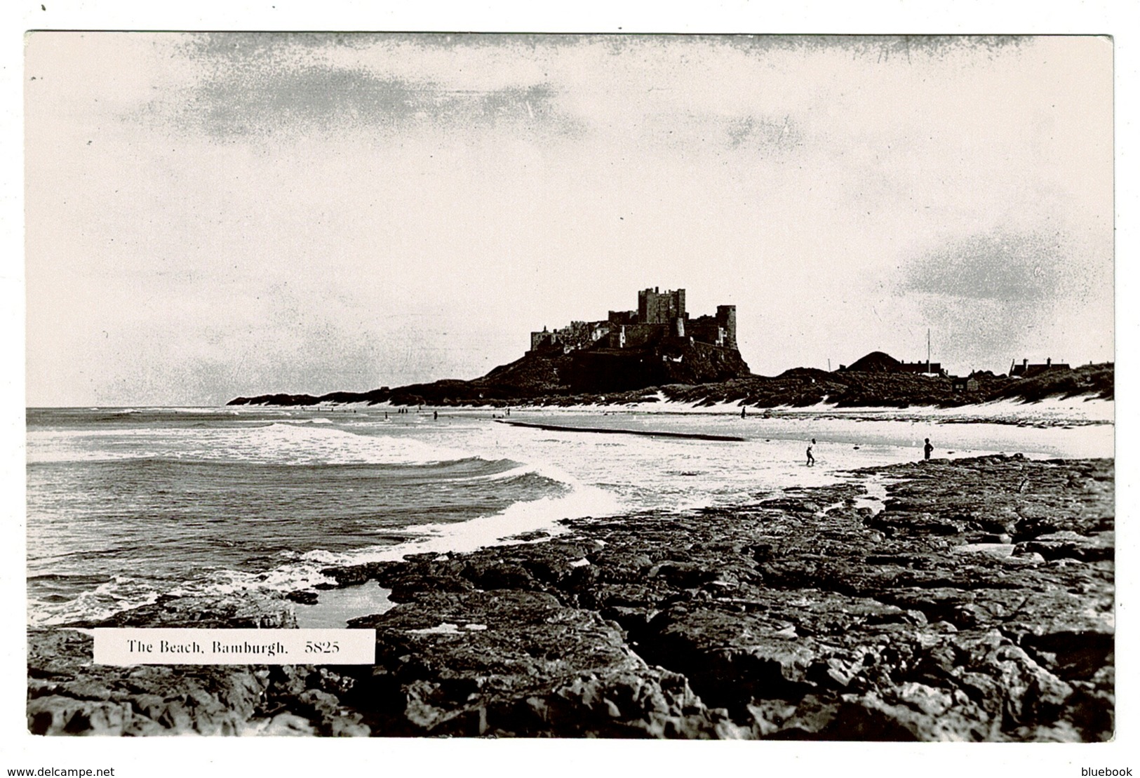 Ref 1356 - Real Photo Monarch Postcard - The Beach & Bamburgh Castle - Northumberland - Altri & Non Classificati