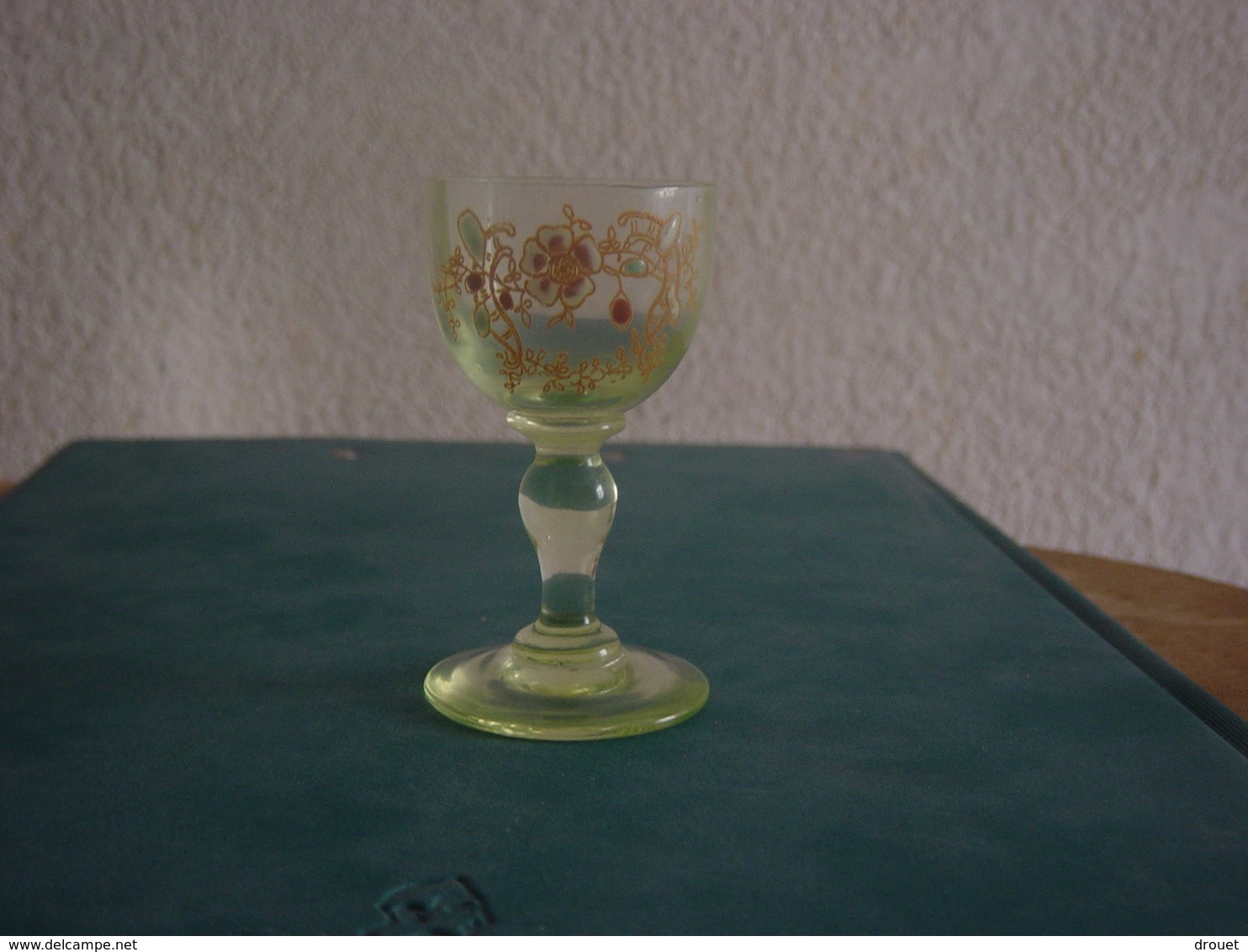 ANCIEN  VERRE  EMAILLE A LIQUEUR ET A  DECOR FLORAL ( 2 ) - Glazen