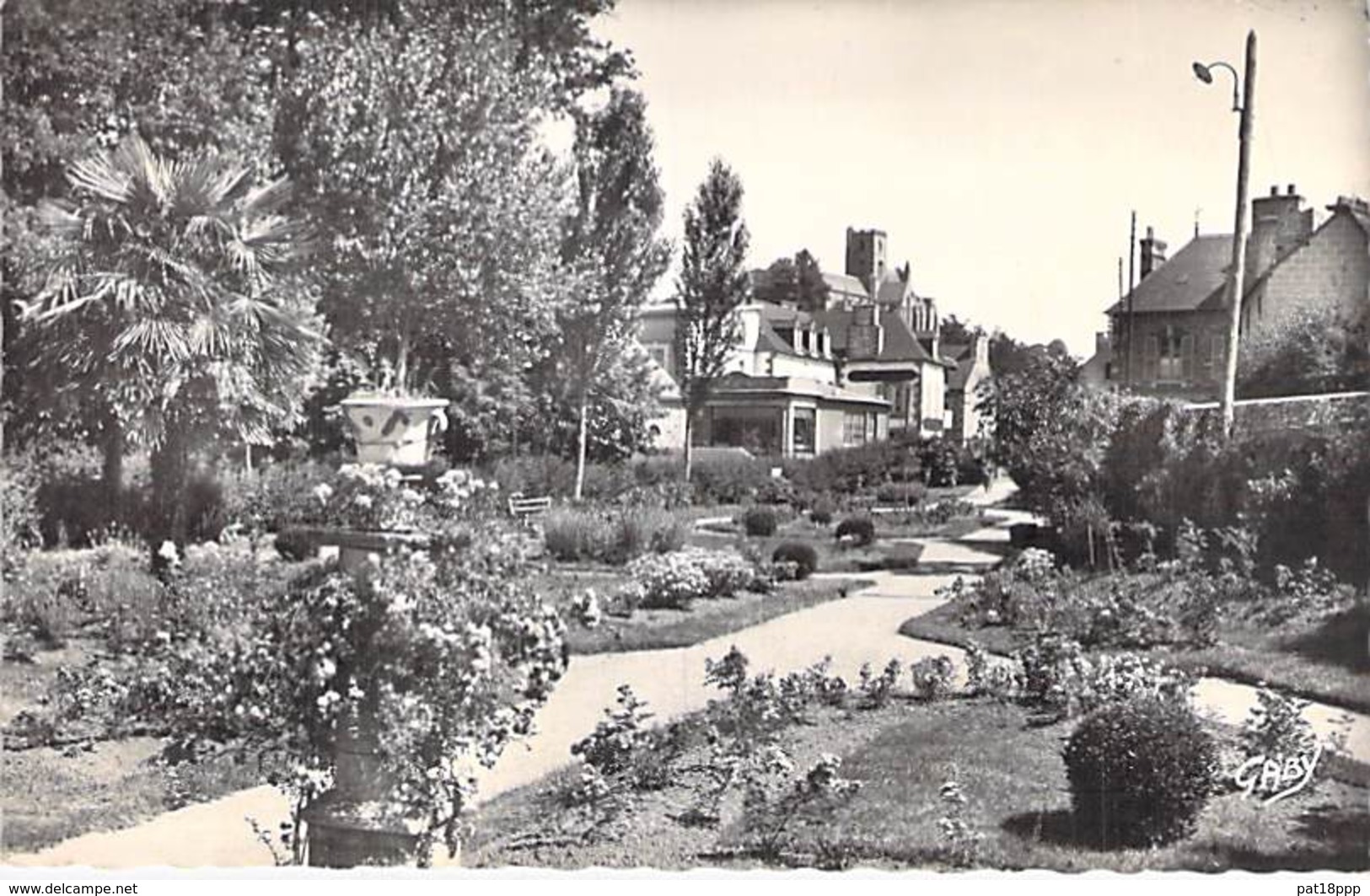 22 - LAMBALLE :  Le Jardin Public - Jolie CPSM Photo Noir Blanc Format CPA - Côtes D'Armor - Lamballe