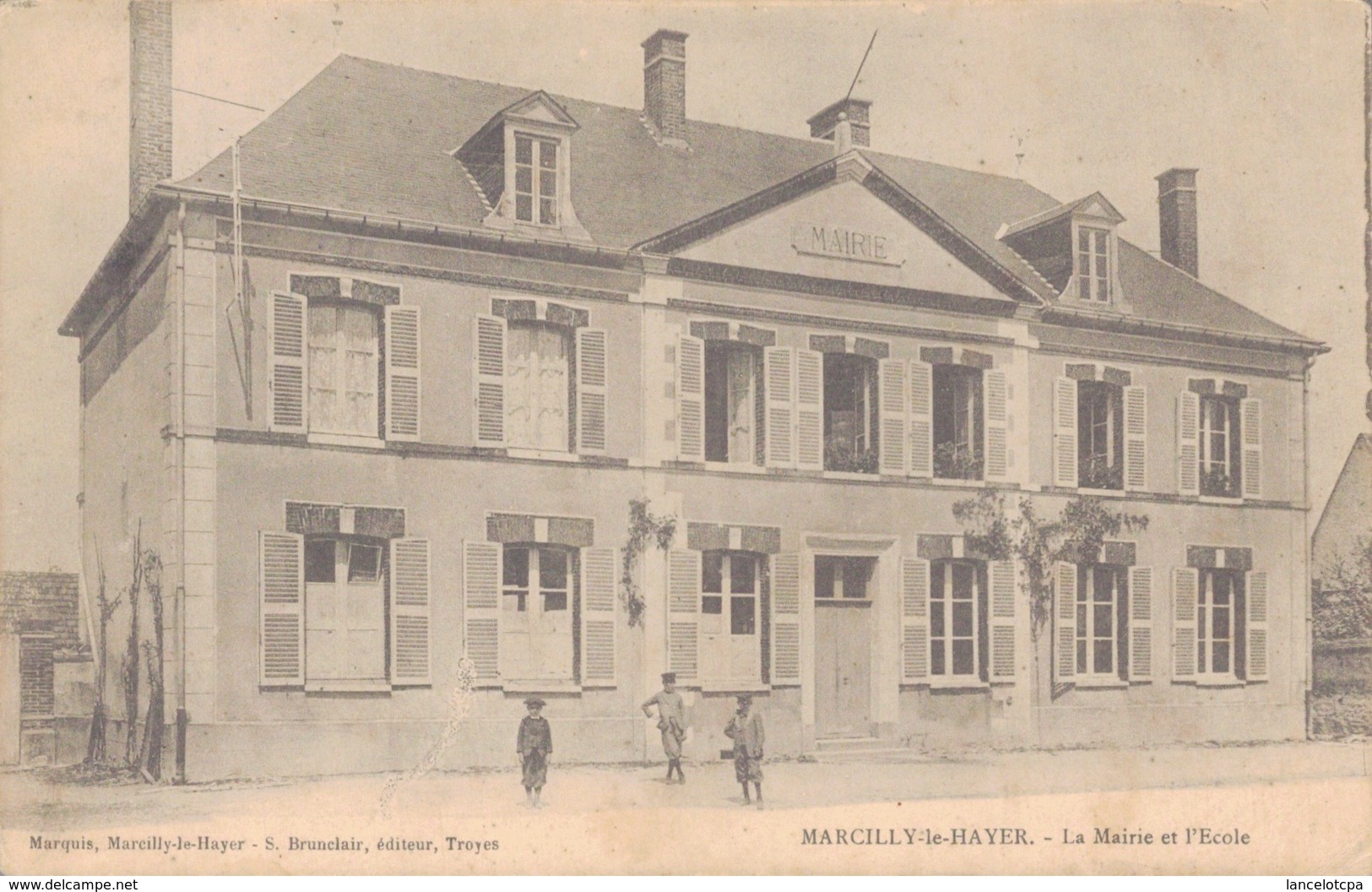 10 - MARCILLY LE HAYER / LA MAIRIE ET L'ECOLE - Marcilly