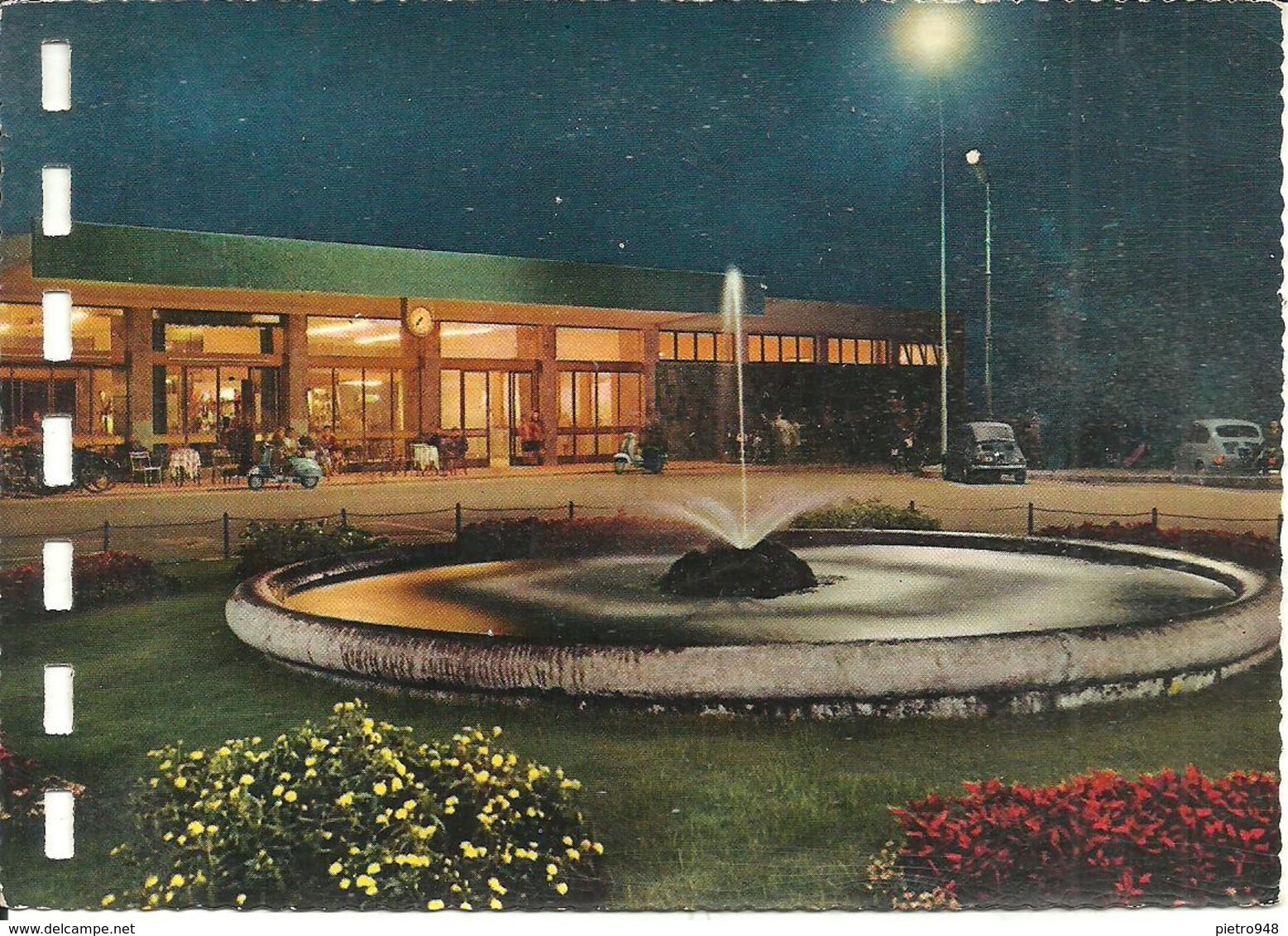 Vigevano (Pavia) Stazione FFSS E Fontana Di Notte, Railway Station By Night, Auto E Moto D'Epoca, Old Car & Scooters - Vigevano