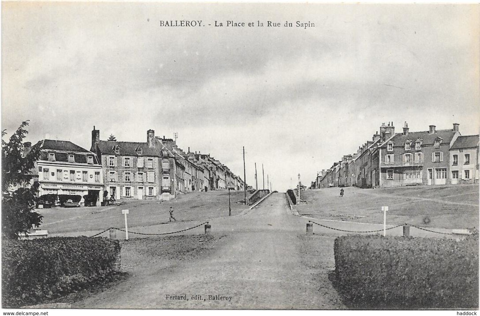 BALLEROY : LA PLACE ET LA RUE DU SAPIN - Autres & Non Classés