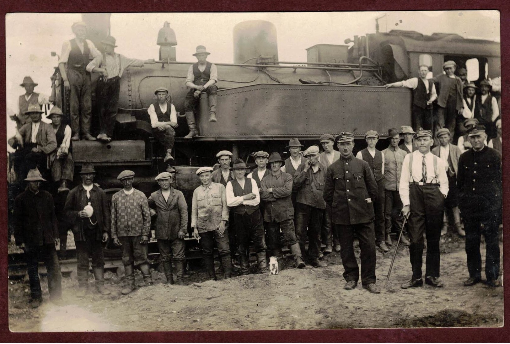 Carte Photo Non Située Locomotive à Vapeur * Groupe D' Ouvriers Chef De Gare Employé Train Loco Voie Ferrée * Beau Plan - Trains