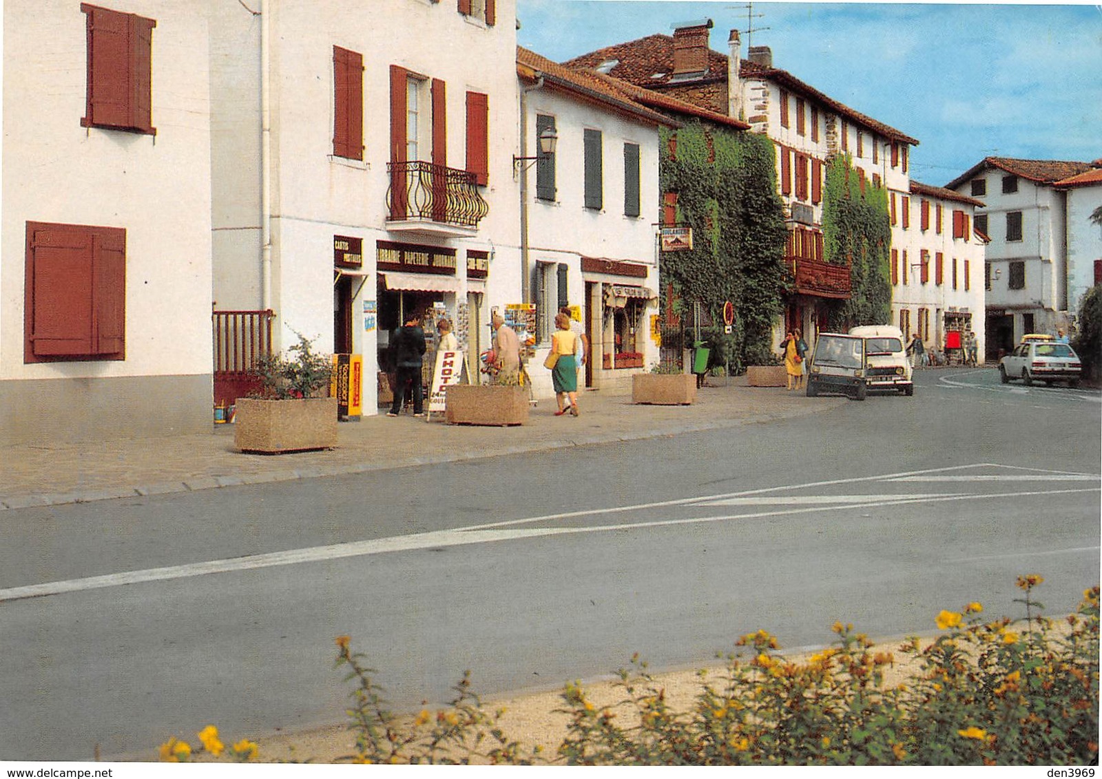 ESPELETTE - Le Centre Et L'Hôtel - Librairie - Renault 4L Break - Espelette