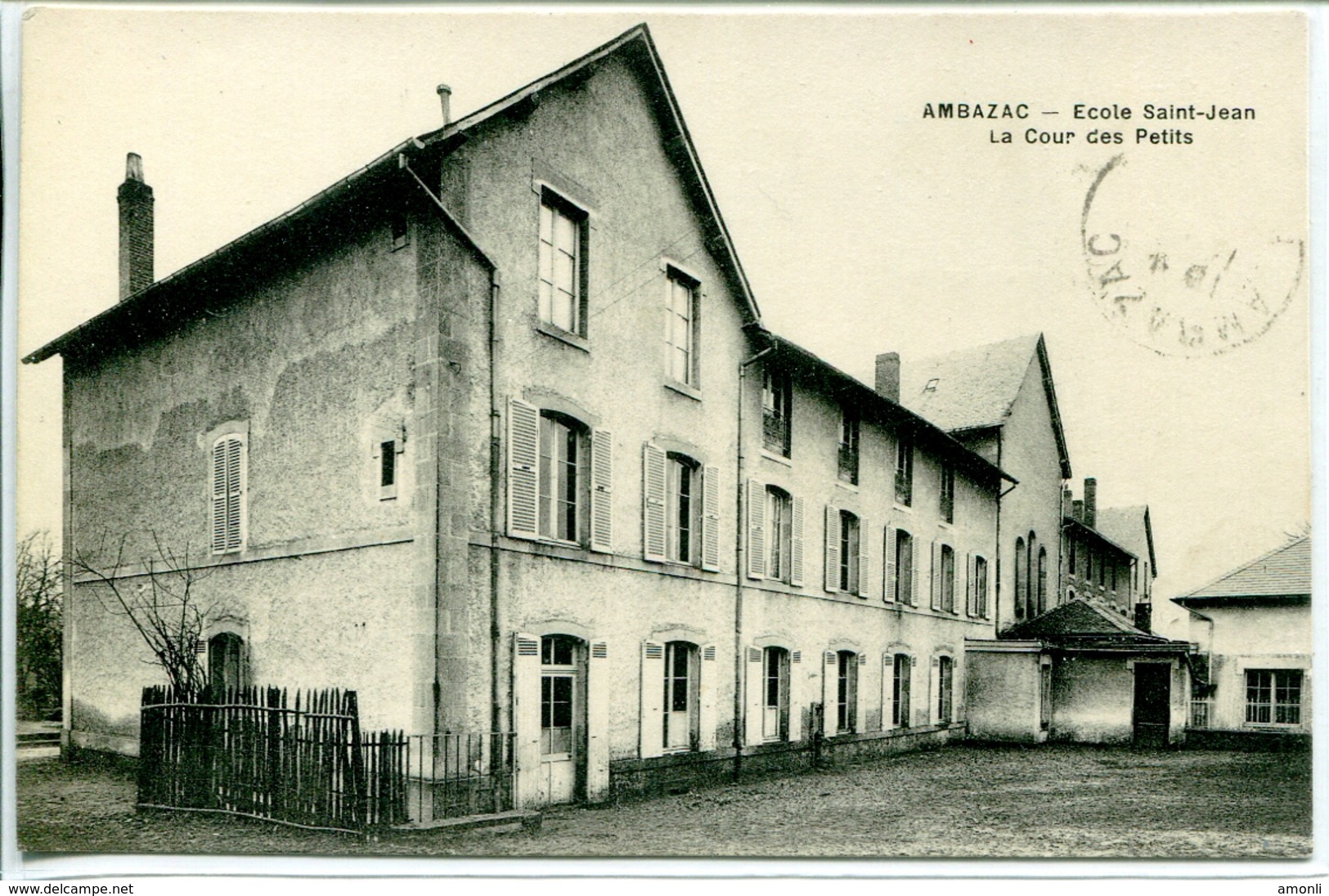 87. HAUTE-VIENNE - AMBAZAC. Ecole Saint-Jean. La Cour Des Petits. - Ambazac