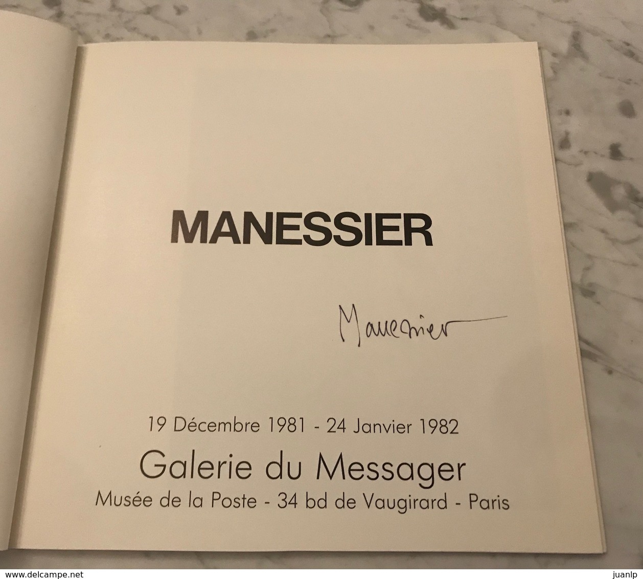 Catalogue Exposition Manessier (Le Musée De La Poste, 1981), Dédicacé Par L'artiste - Exposiciones Filatélicas