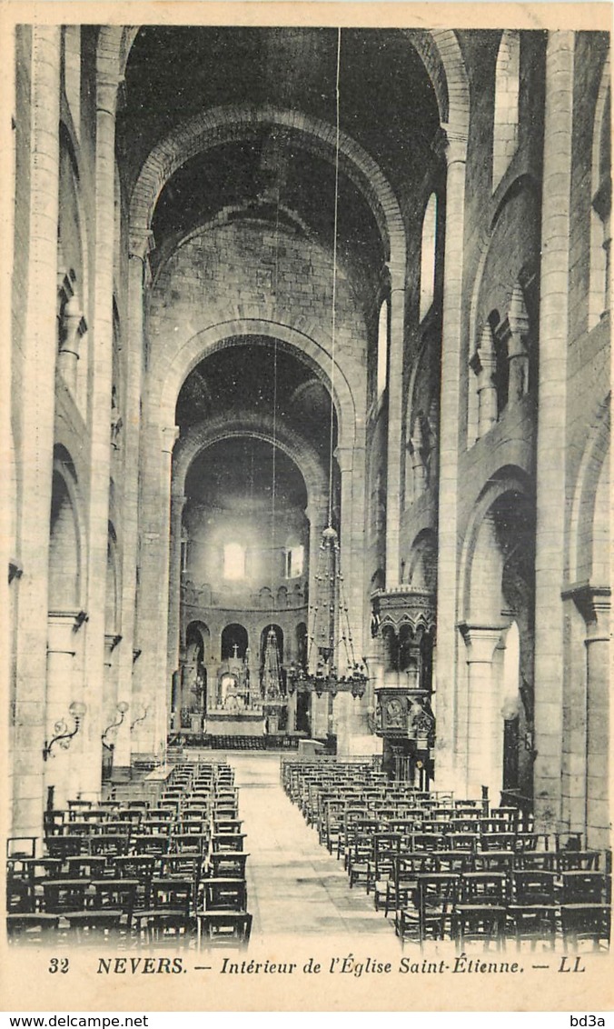 58  NEVERS   INTERIEUR DE L'EGLISE SAINT ETIENNE  LL - Nevers